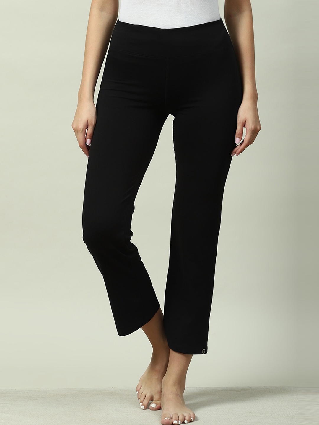 

Biba Women Relaxed Straight Leg Mid-Rise Cotton Cropped Trouser, Black