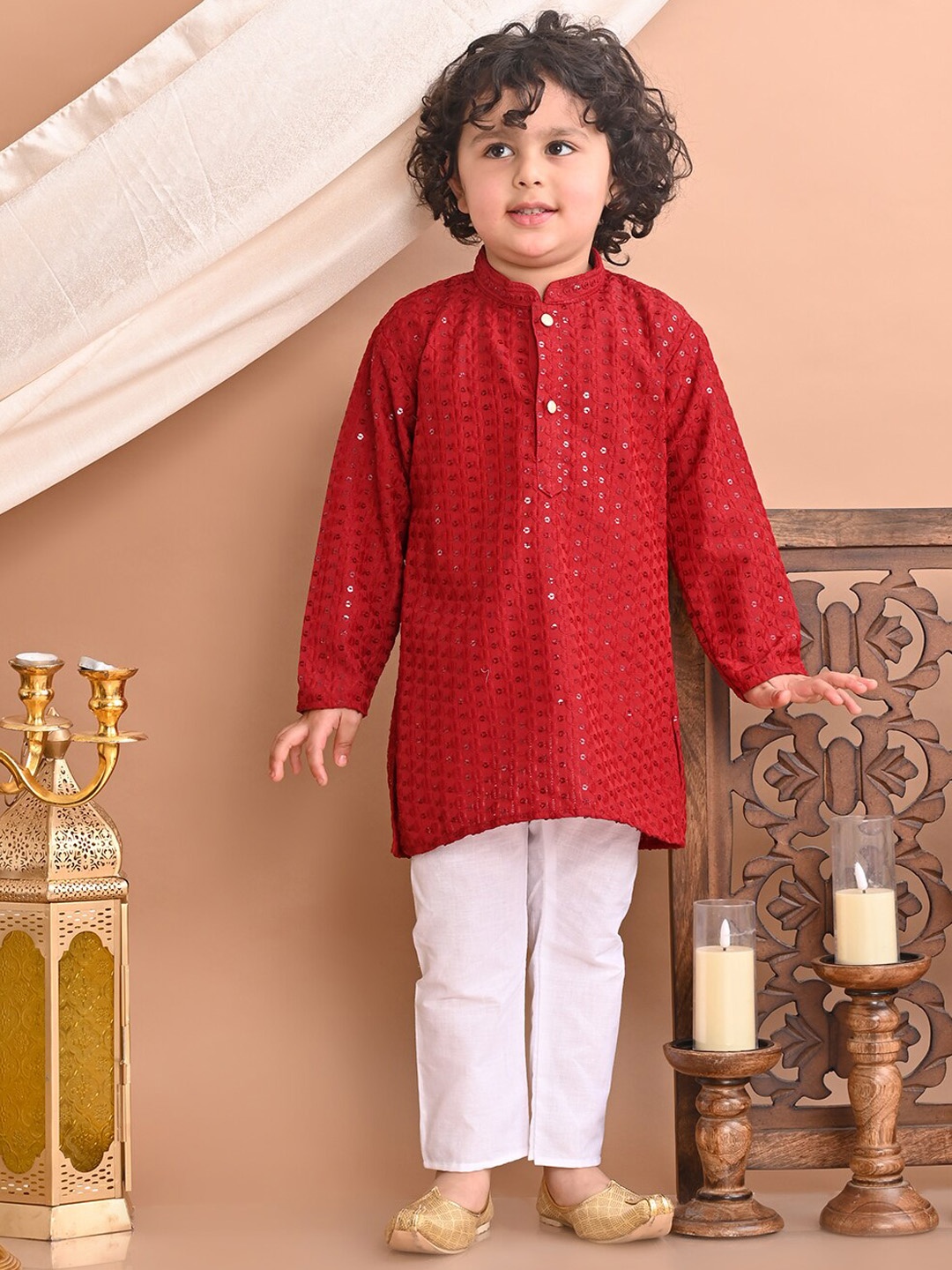 

Superminis Boys Floral Embroidered Regular Sequinned Kurta with Pyjamas, Maroon