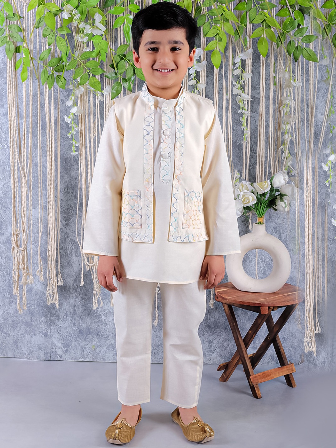 

Superminis Boys Yoke Design Thread Work Pure Cotton Kurta With Pyjamas & Nehru jacket, Off white