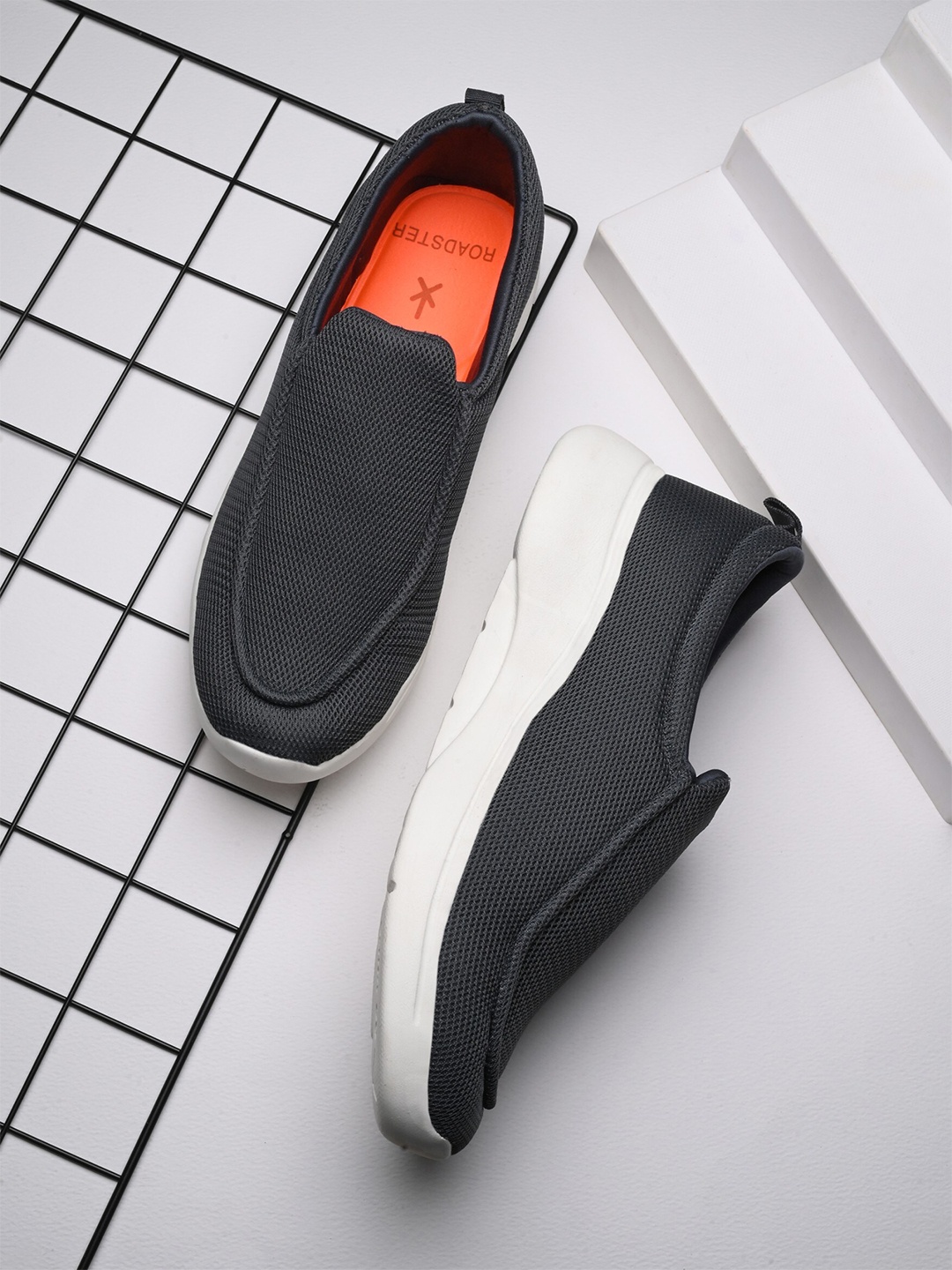 

The Roadster Lifestyle Co. Men Grey Textured Walking Sports Shoes