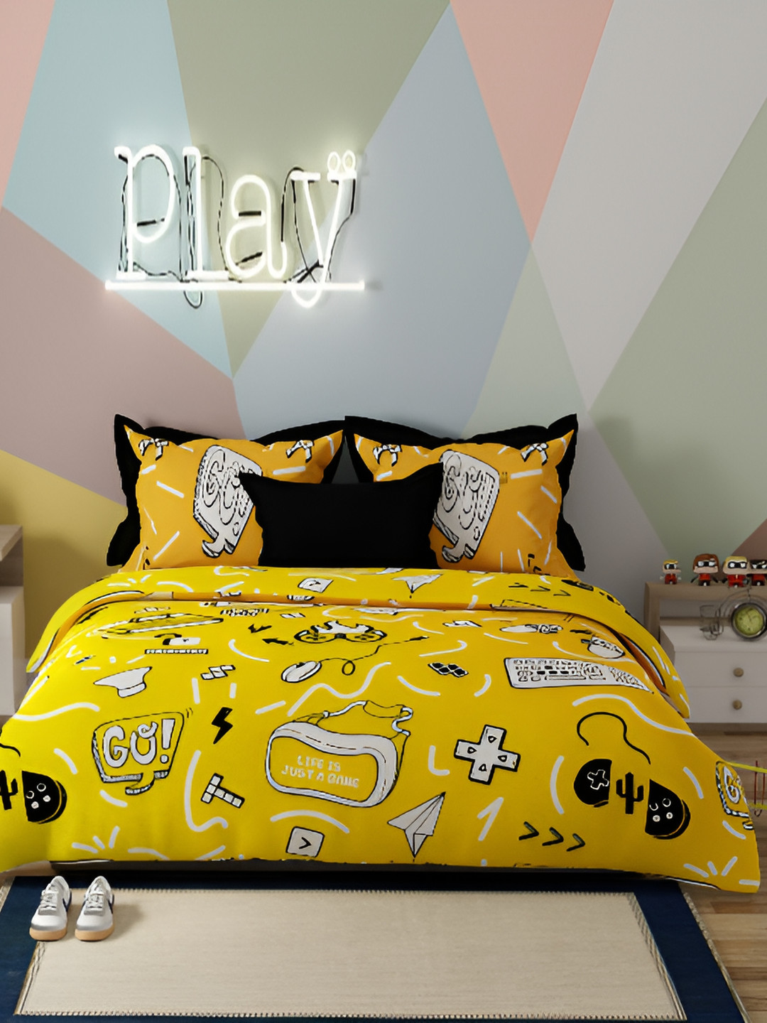 

United Colors of Benetton Yellow 210 TC Cotton King Bedsheet with 2 Pillow Covers