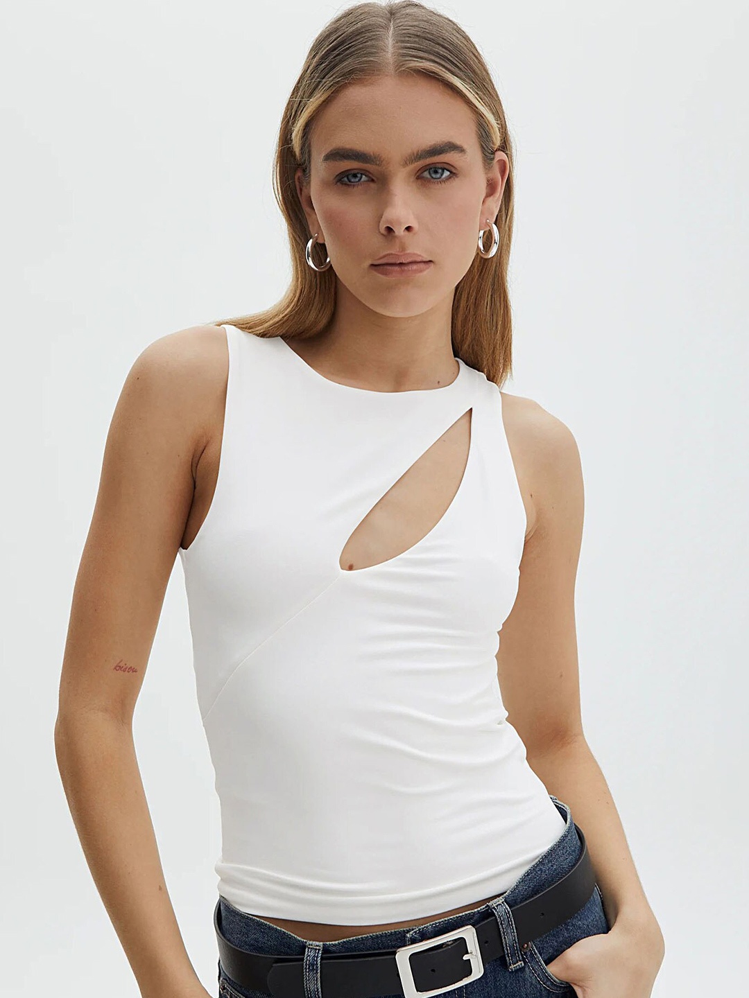 

LULU & SKY Cut-Out Detailed Fitted Top, White