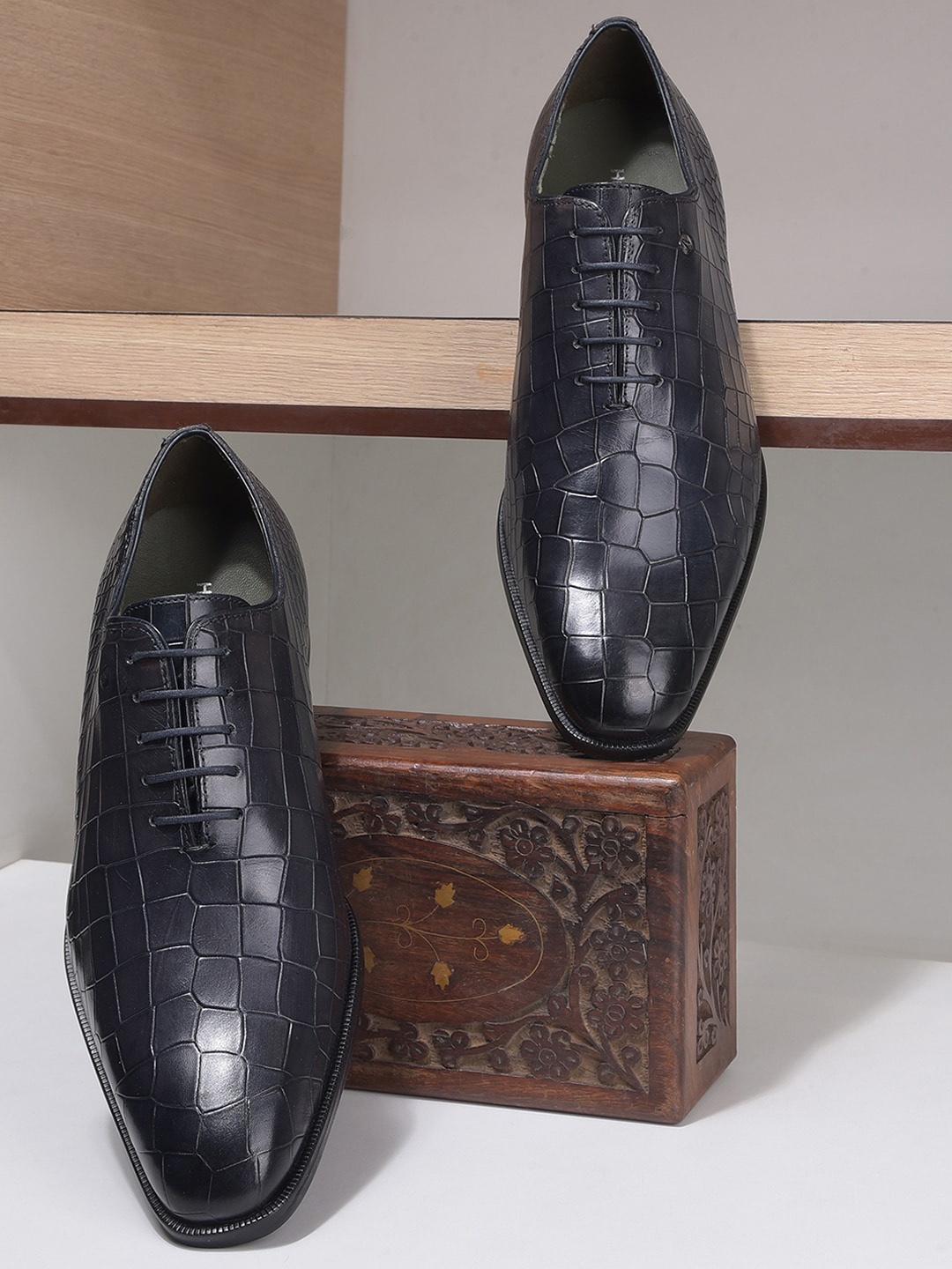 

Hush Puppies Men Textured Lace-up Oxfords Formal Shoes, Black