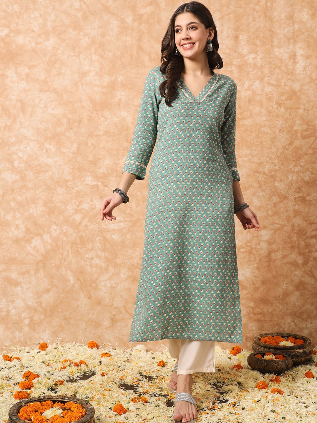 

Meeranshi Women Ethnic Motifs Printed Regular Kurta with Trousers, Green