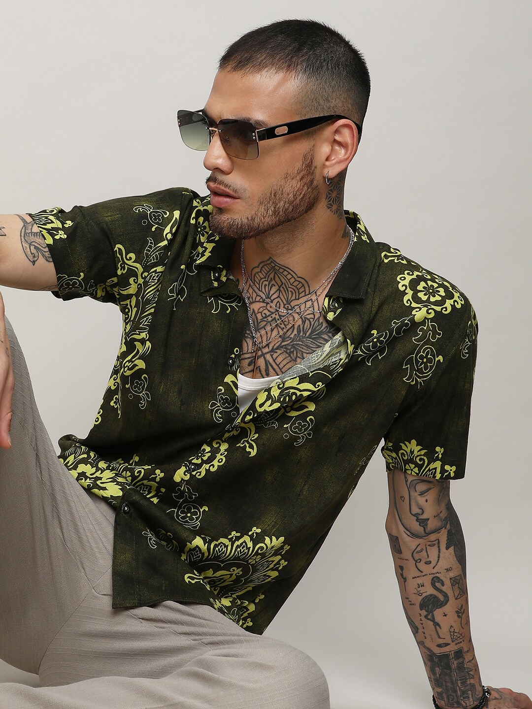 

Campus Sutra Classic Floral Printed Spread Collar Casual Shirt, Green