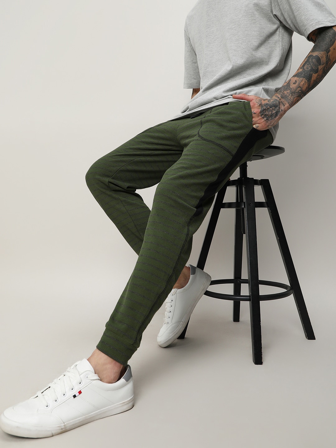 

Campus Sutra Men Striped Mid-Rise Cotton Joggers, Green