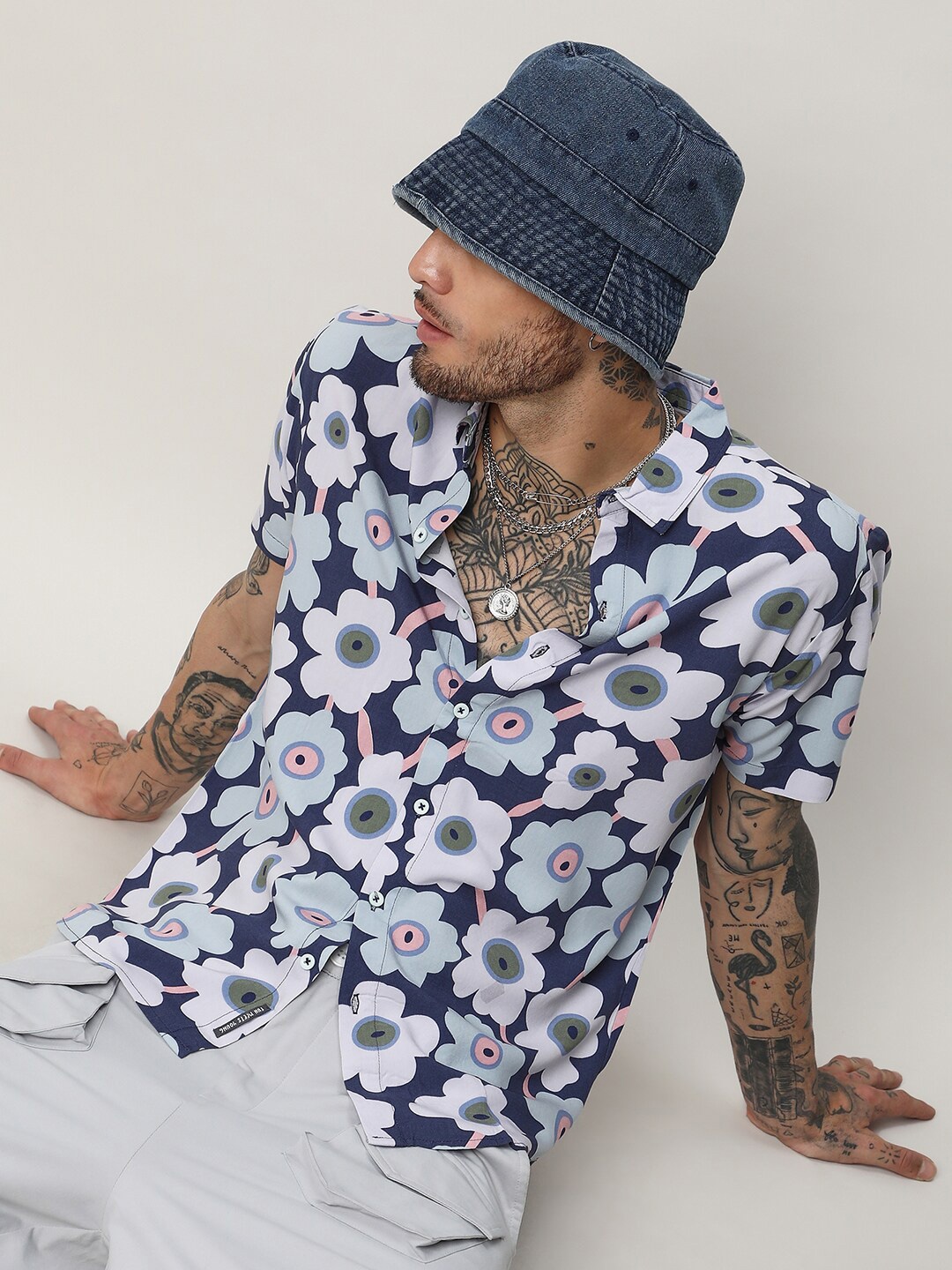 

Campus Sutra Navy Blue Classic Floral Printed Casual Shirt