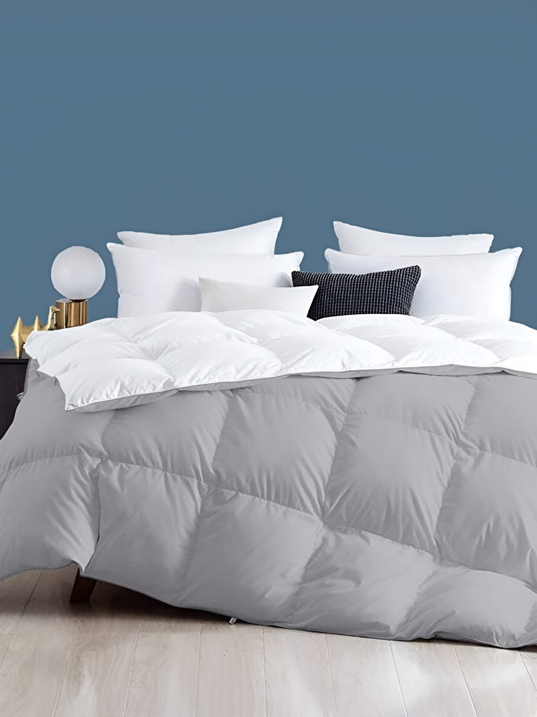 

Comfowell White & Grey Geometric Heavy Winter 233 GSM Double Bed Quilt