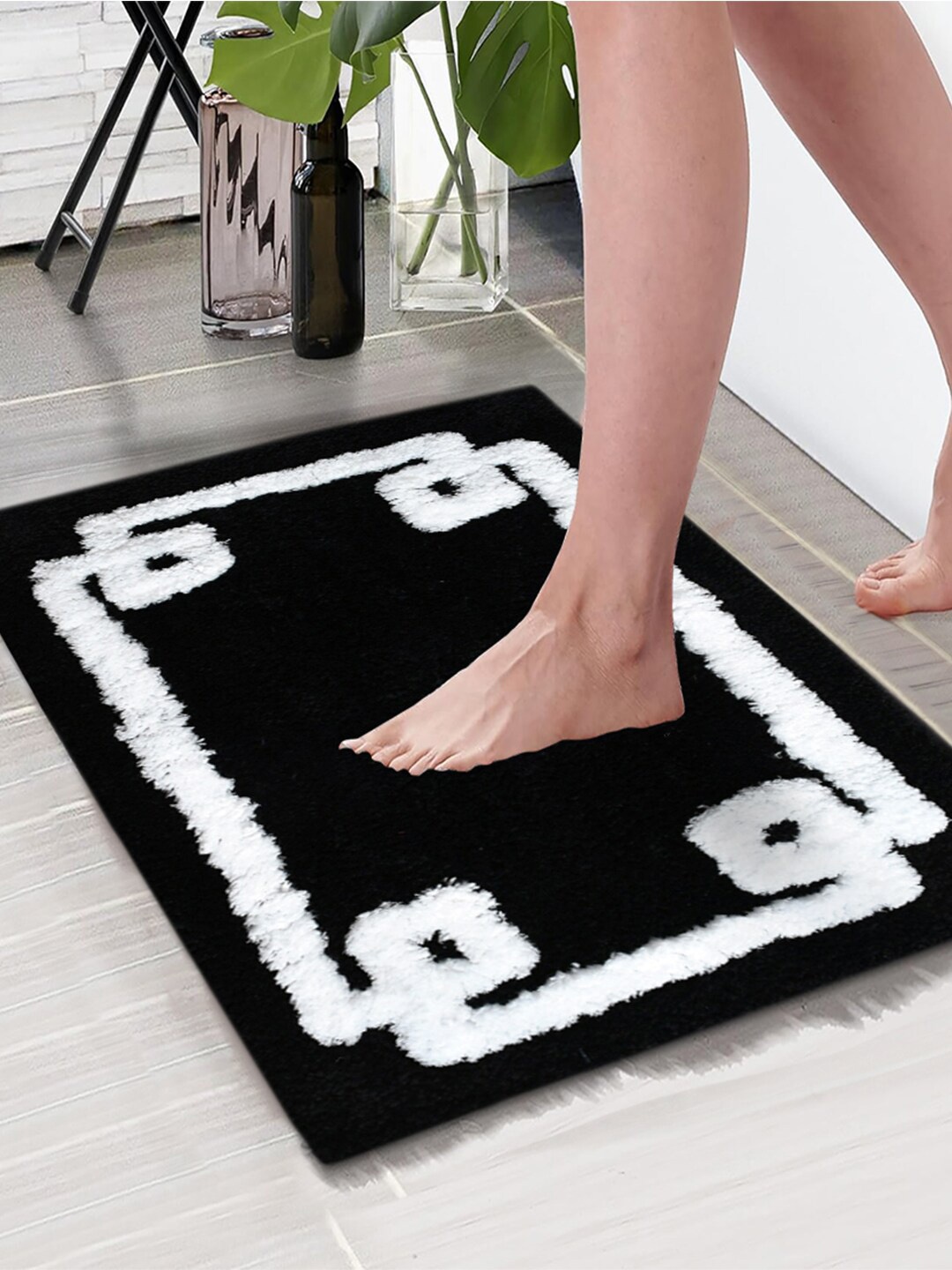 

Aura Black & White Abstract Printed Anti-Skid 1850 GSM Bath Mat