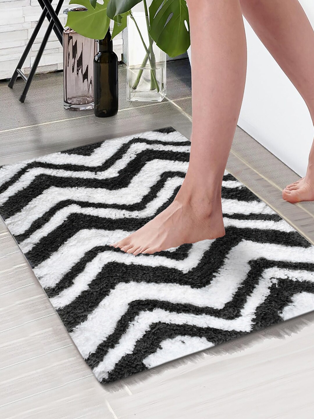 

Aura Grey & White Anti-Skid 1850 GSM Bath Mat