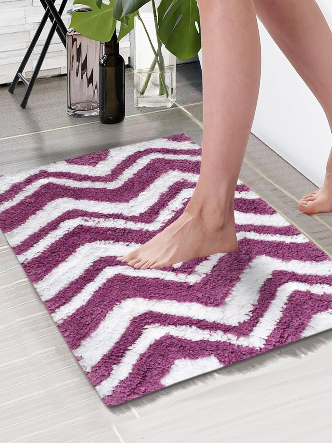 

Aura Purple & White Printed Anti-Skid 1850 GSM Bath Rug