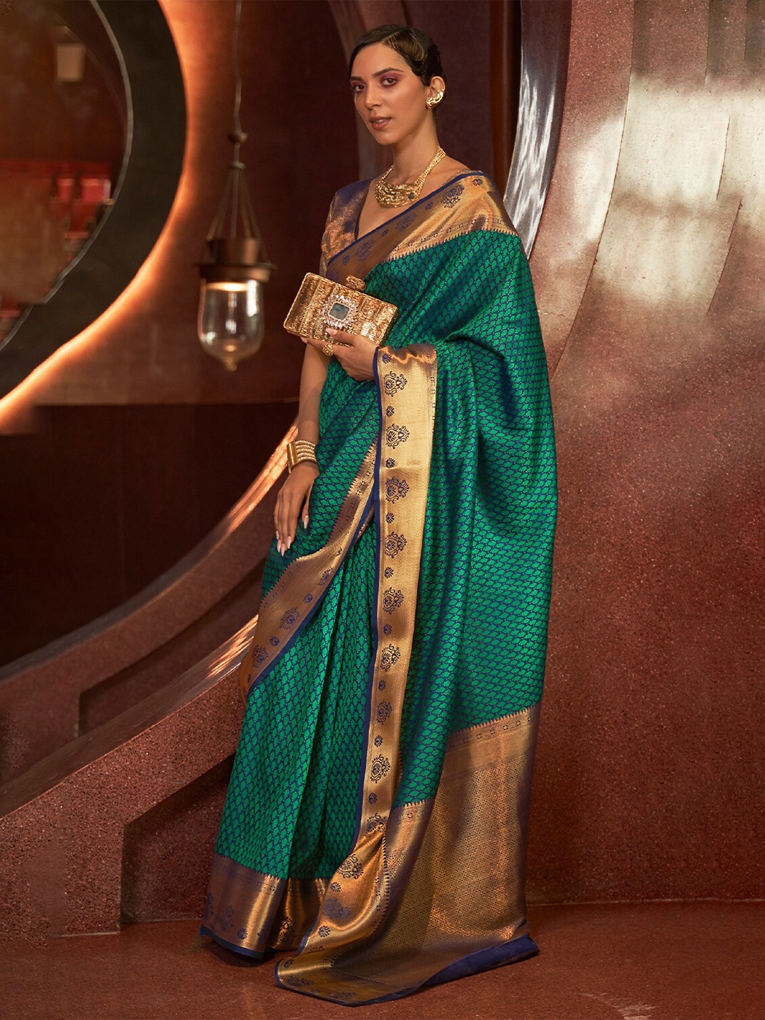 

DEVATITHI Ethnic Motifs Woven Design Zari Kanjeevaram Saree, Green