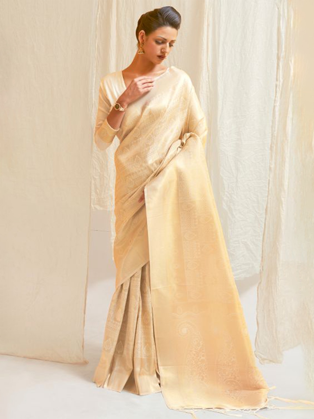 

DEVATITHI Ethnic Motifs Woven Design Zari Kanjeevaram Saree, Off white