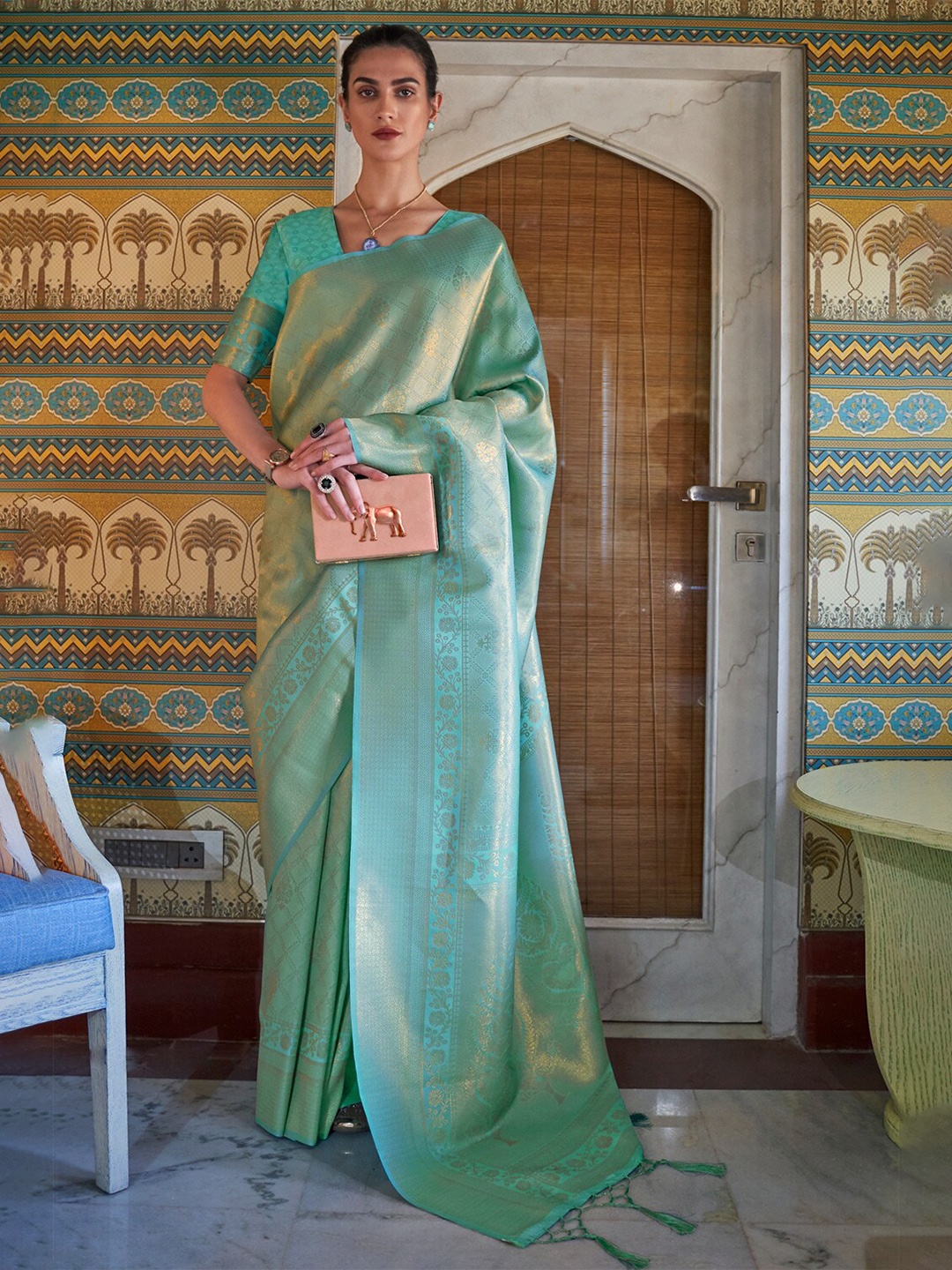 

DEVATITHI Floral Woven Design Kanjeevaram Saree, Blue