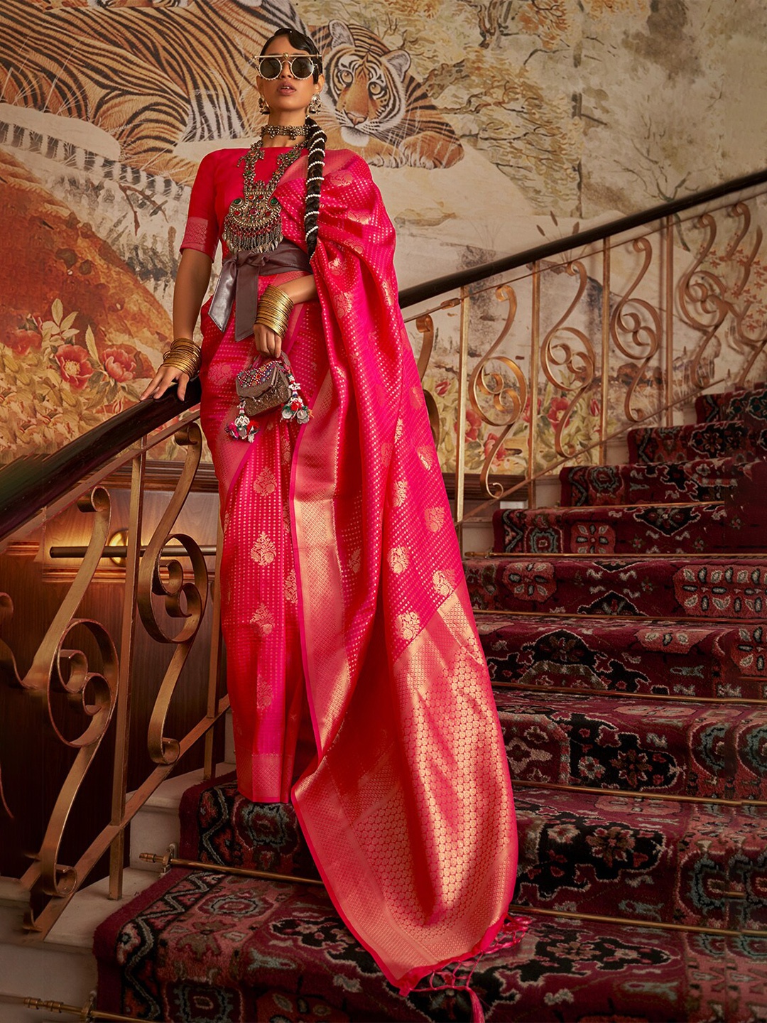 

DEVATITHI Ethnic Motifs Woven Design Zari Kanjeevaram Saree, Red