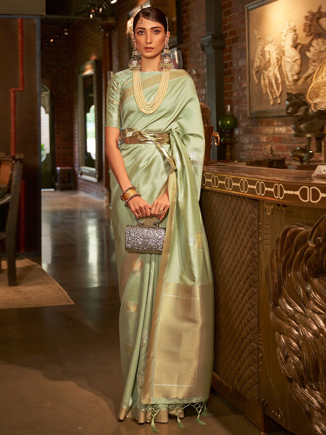

DEVATITHI Woven Design Zari Kanjeevaram Saree, Green