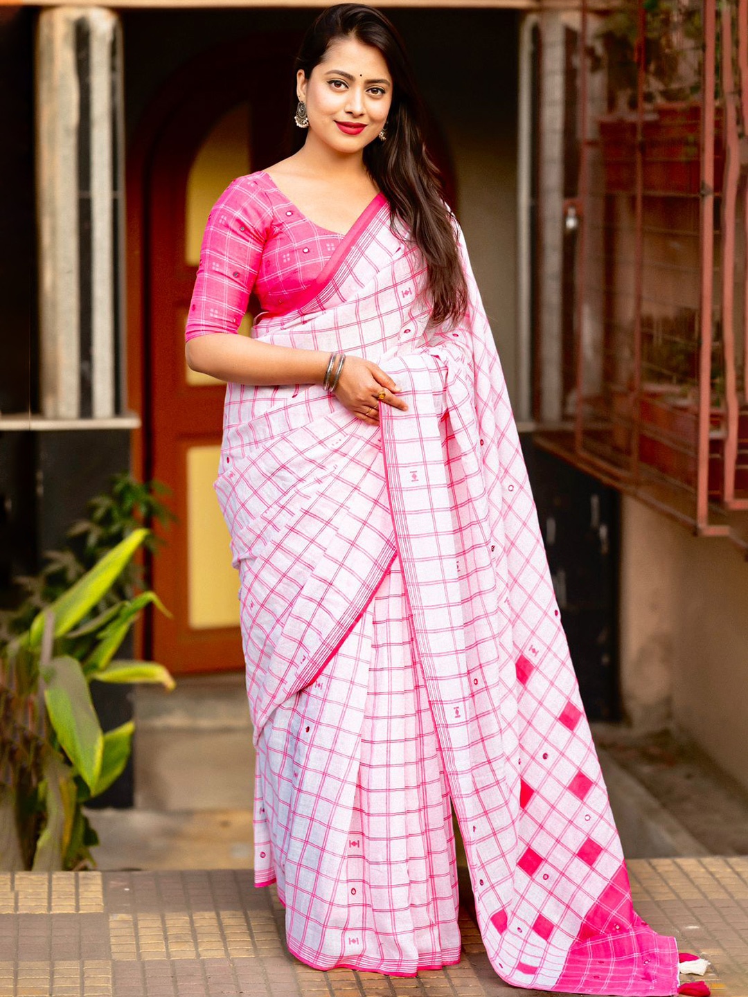 

STAVA CREATION Checked Pure Linen Saree, White
