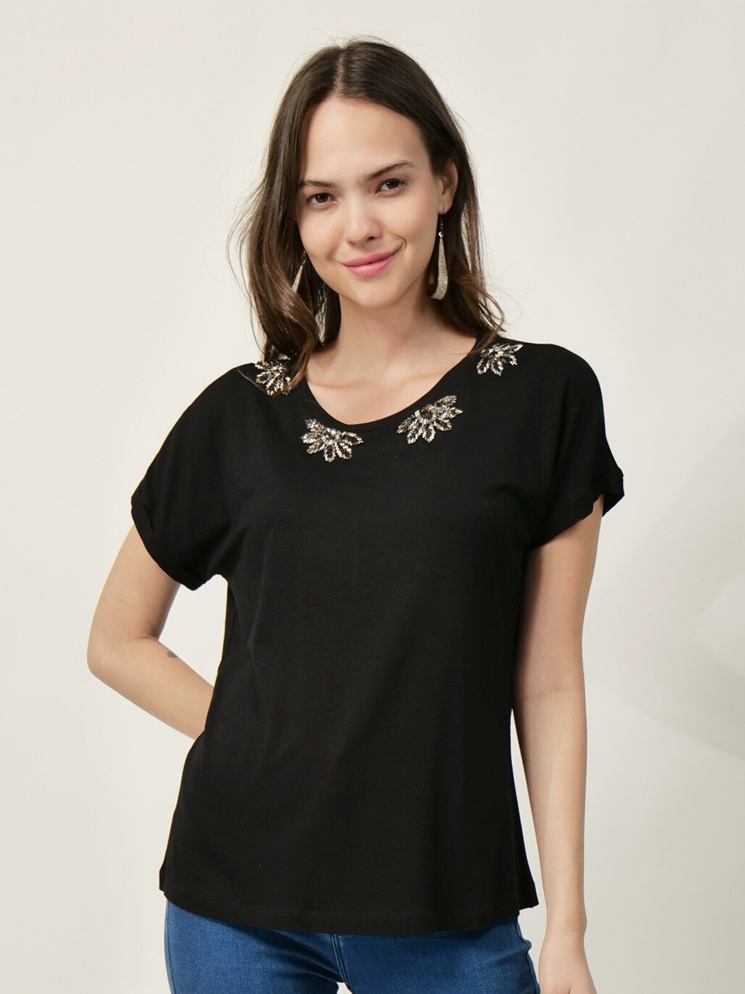 

DRIRO Embellished V-Neck Extended Sleeves T-shirt, Black