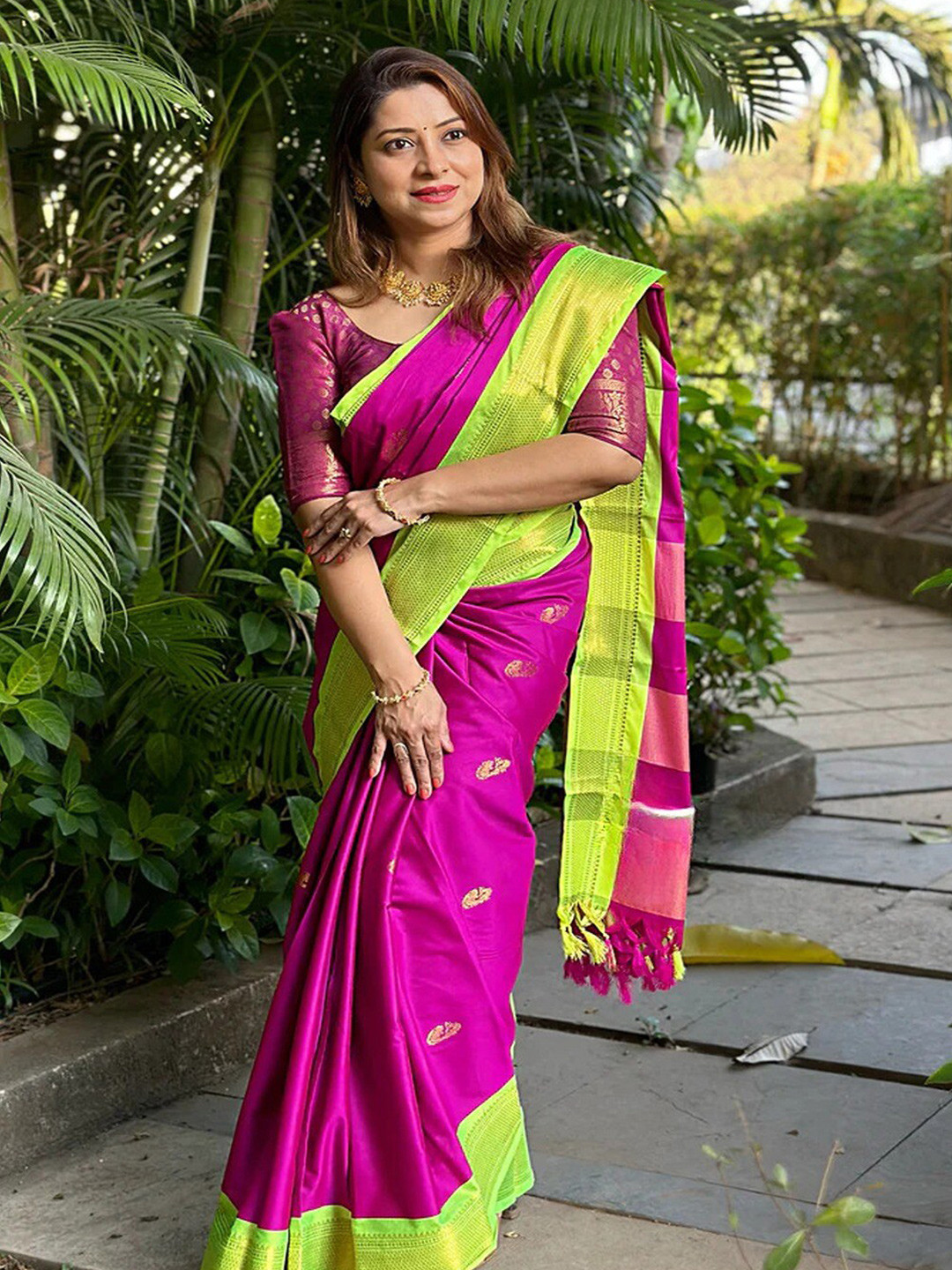 

SGF11 Ethnic Motifs Woven Design Zari Kanjeevaram Silk Saree, Magenta