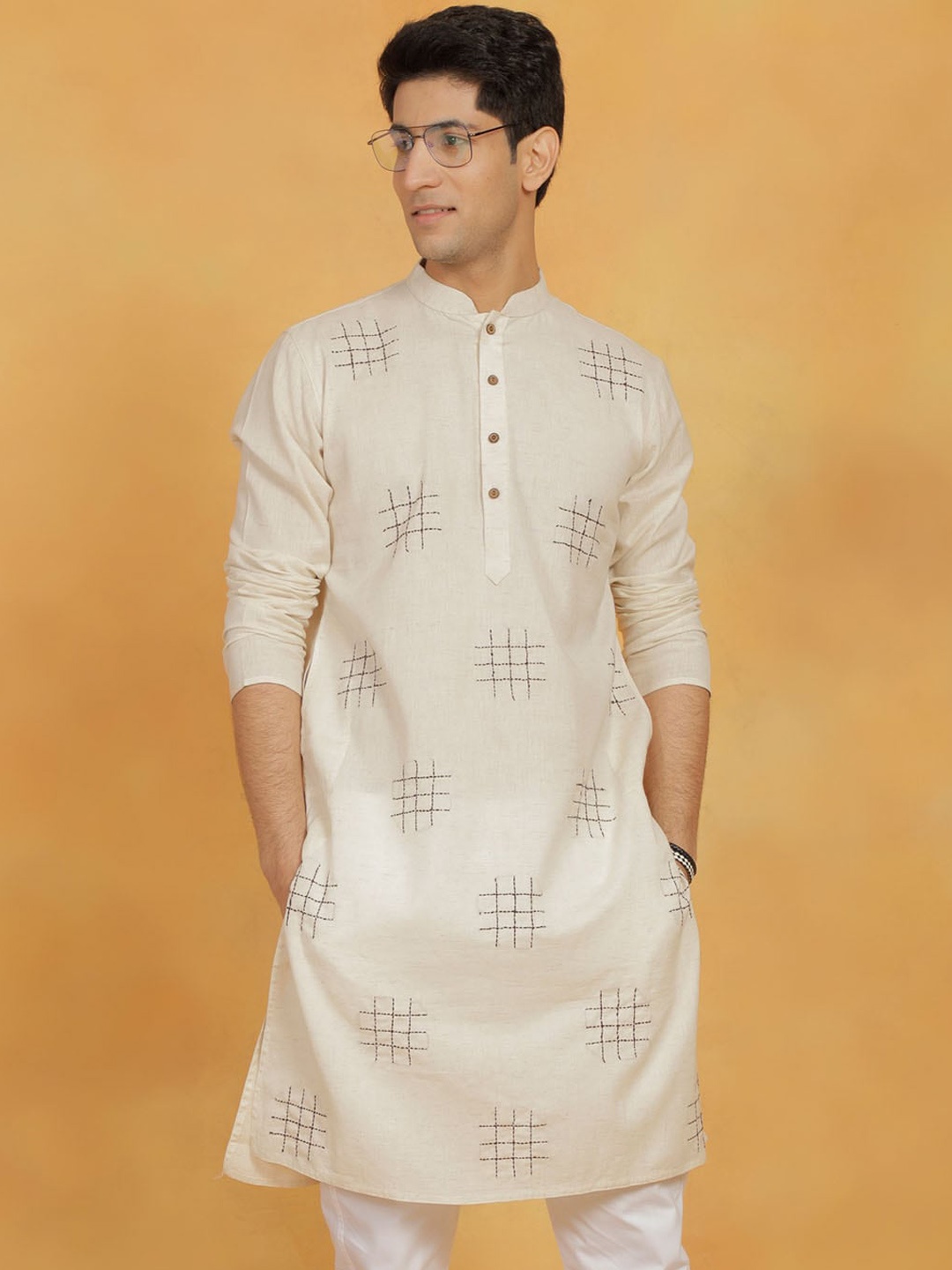 

VASTRAMAY Geometric Embroidered Kurta, Cream