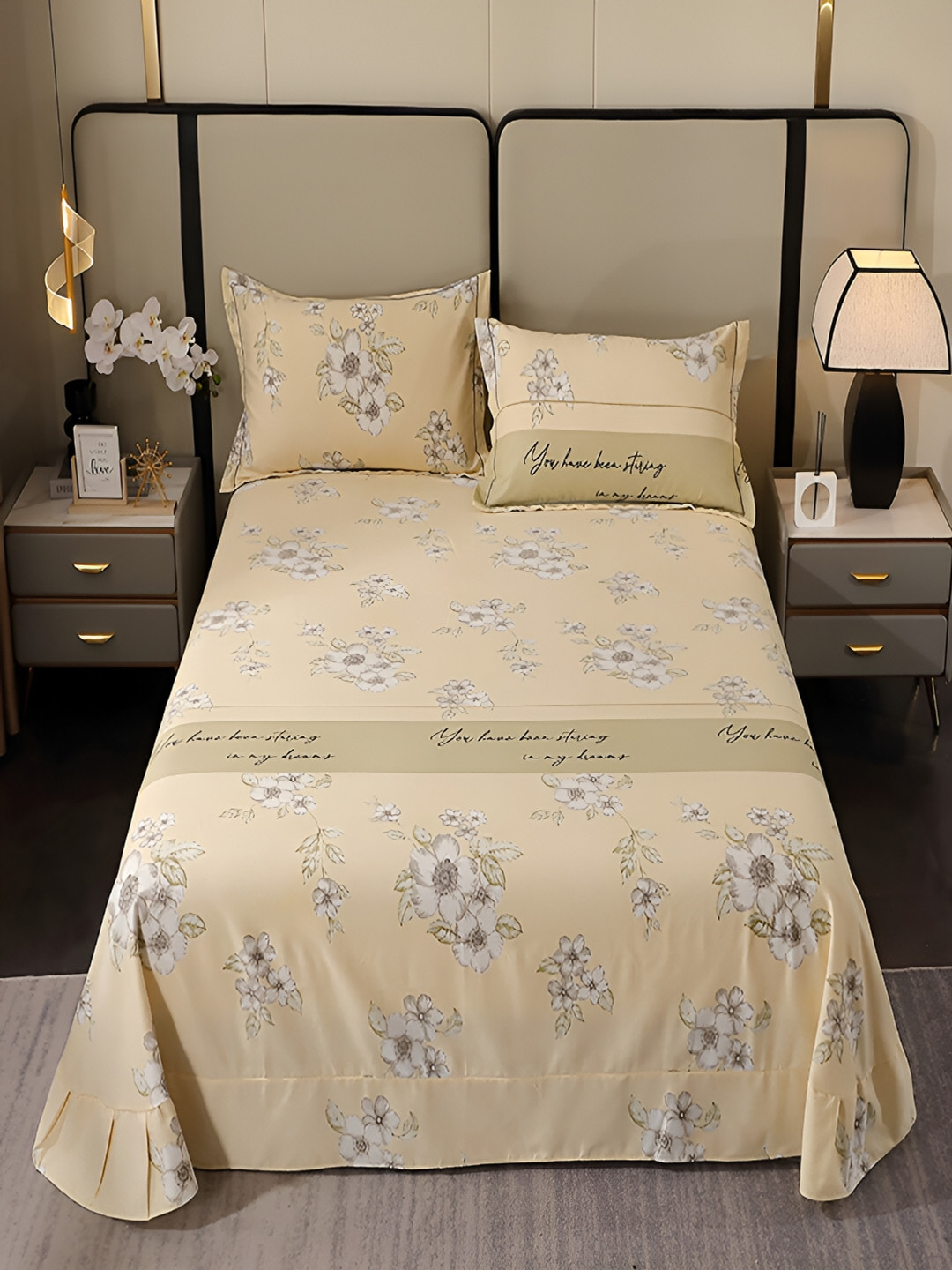 

JC HOME Beige & White Floral 220 TC King Bedsheet with 2 Pillow Covers