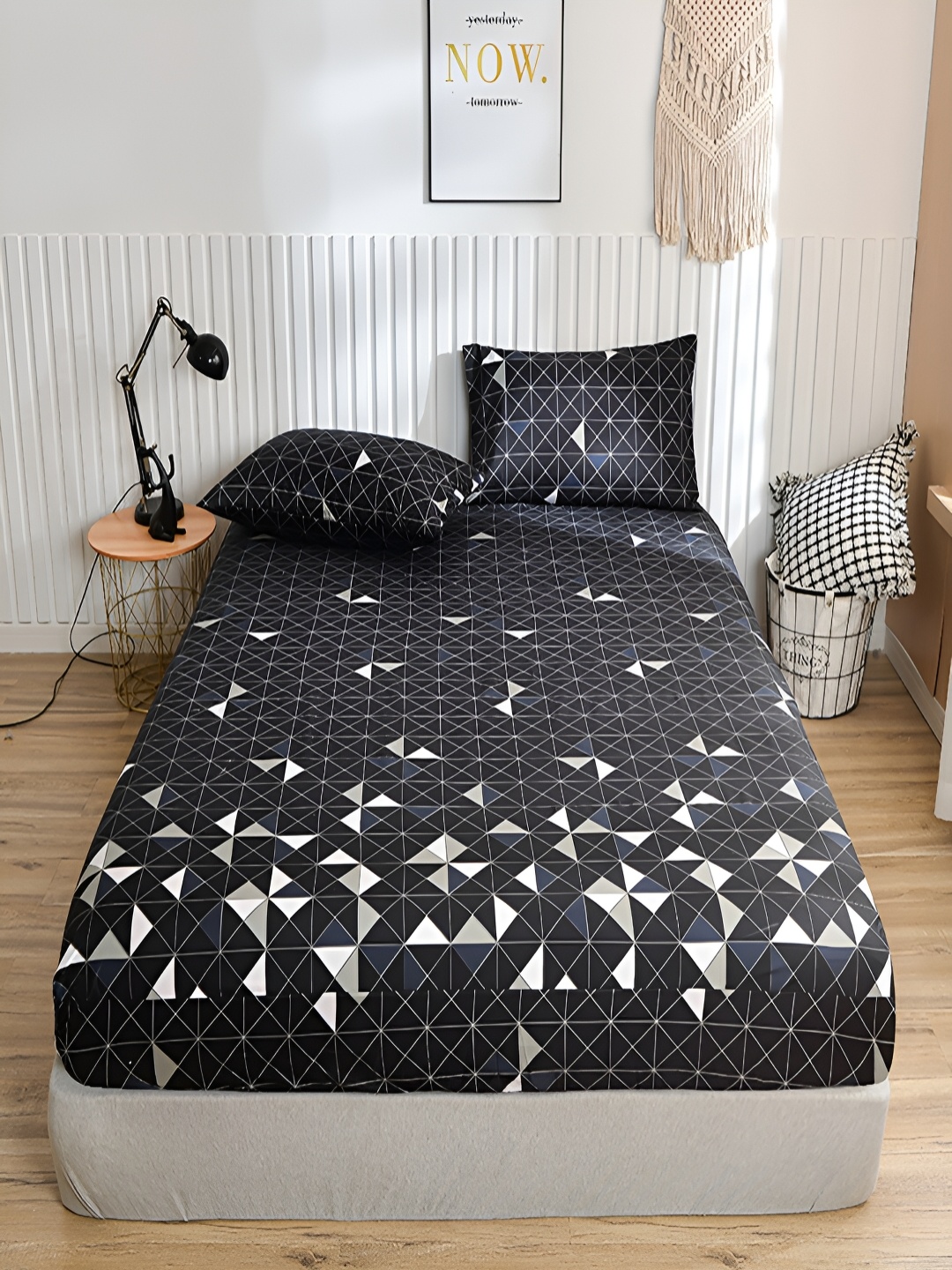

JC HOME Black Geometric 140 TC Fitted King Bedsheet with 2 Pillow Covers