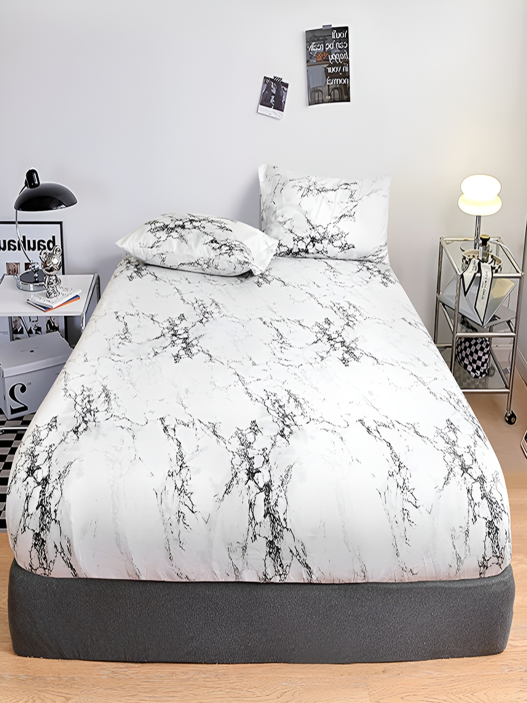 

JC HOME White & Black Printed Fitted 140 TC Queen Bedsheet With 2 Pillow Covers