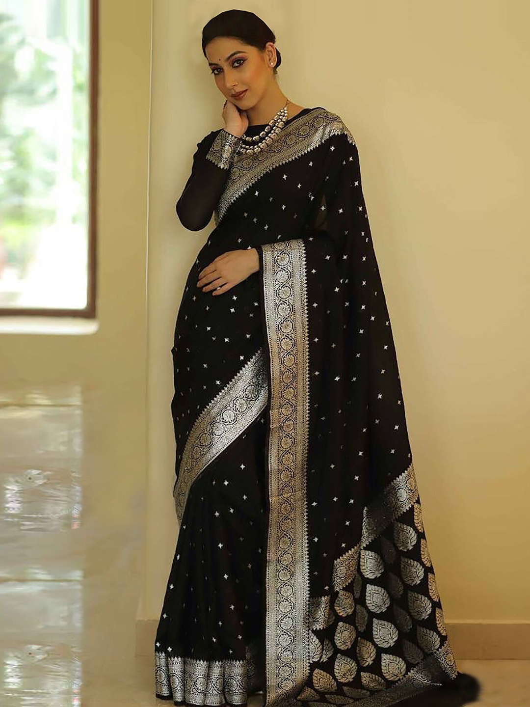 

Aldwych Ethnic Motifs Woven Design Zari Banarasi Saree, Black