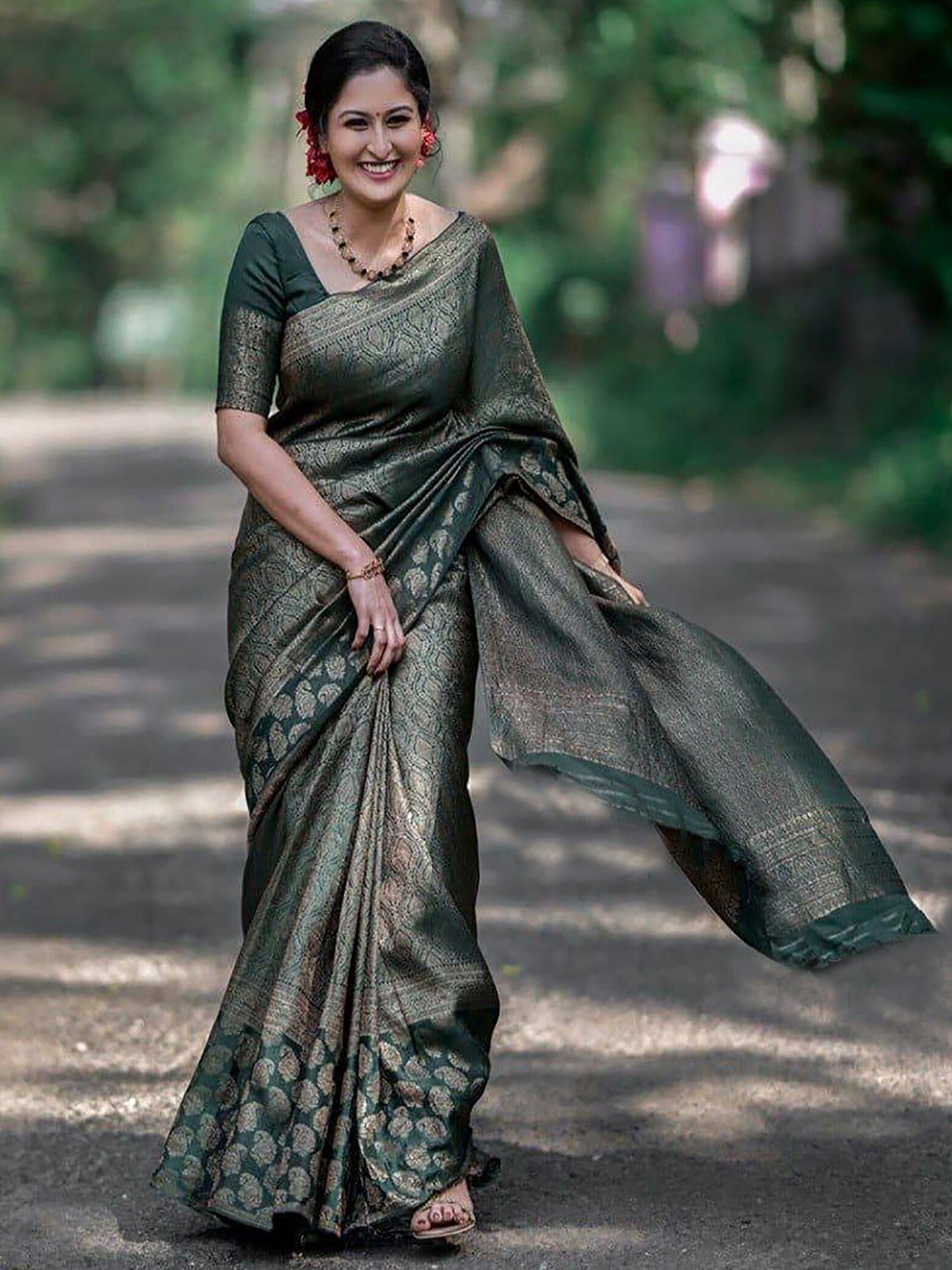 

Aldwych Ethnic Motifs Woven Design Zari Banarasi Saree, Green