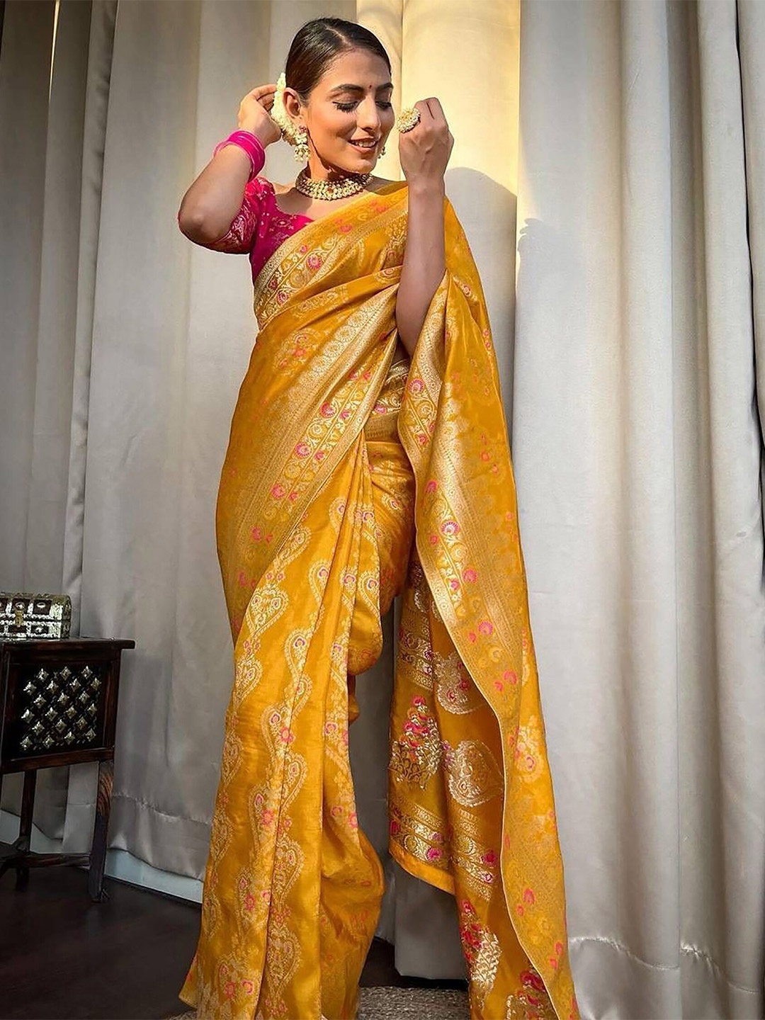 

Aldwych Ethnic Motifs Woven Design Zari Banarasi Saree, Yellow