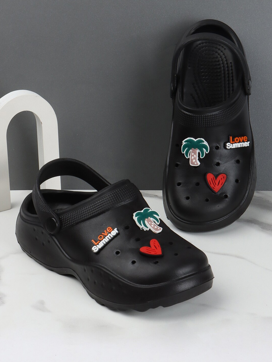 

The Roadster Lifestyle Co Women Appliqued Lightweight Clogs, Black