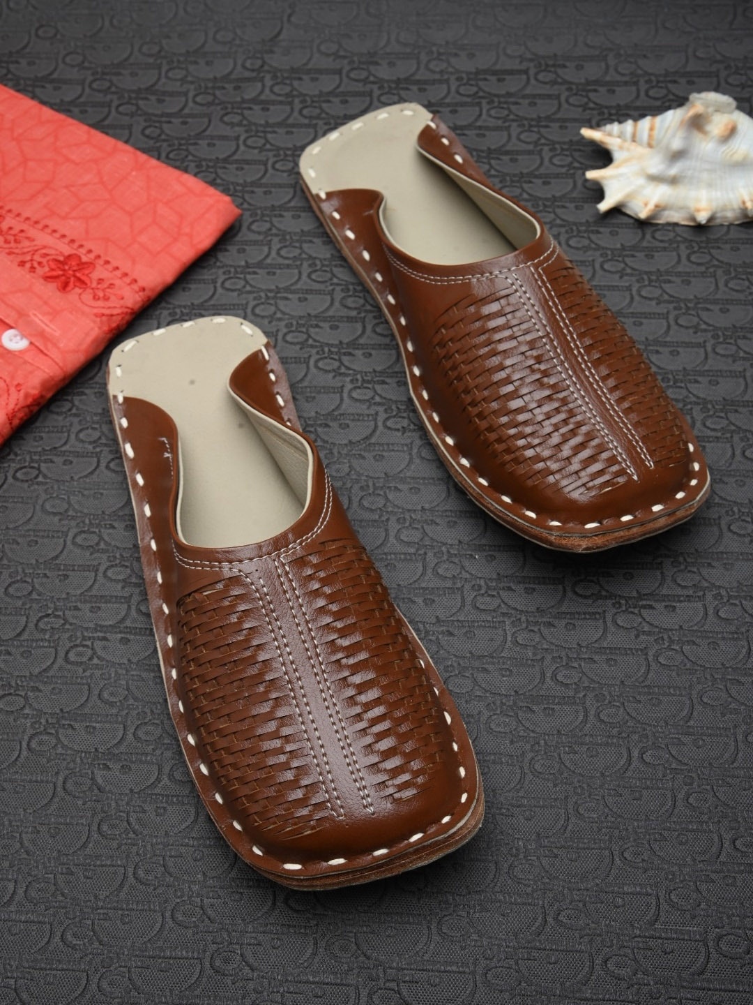 

Apratim Men Textured Leather Mules, Brown