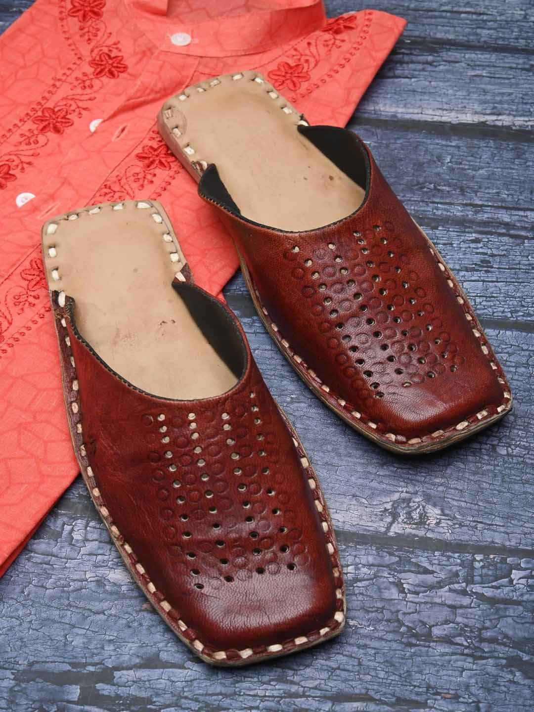 

Apratim Men Textured Square Toe Leather Mules, Brown