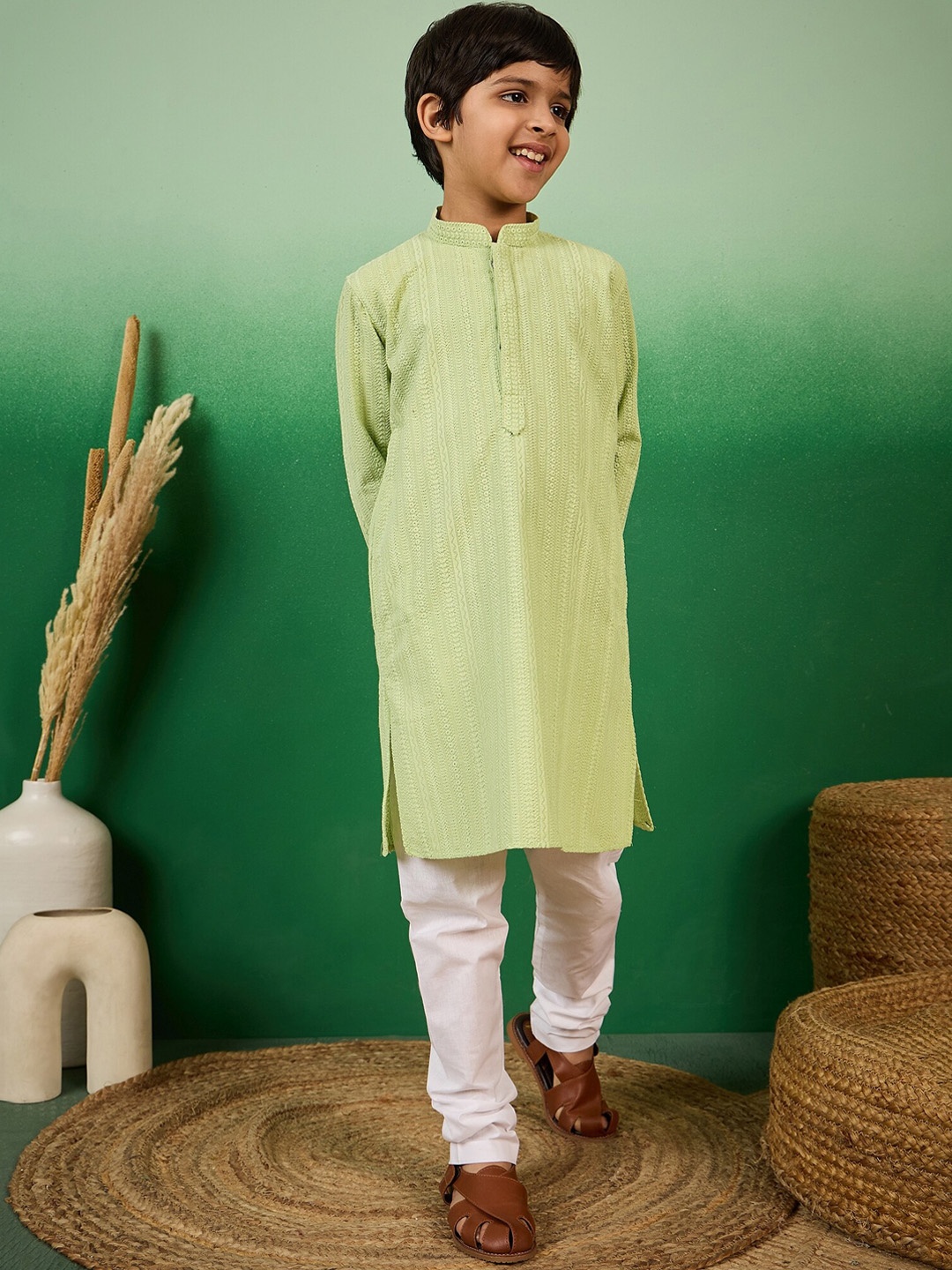 

Sangria Boys Embroidered Mandarin Collar Chikankari Kurta, Green