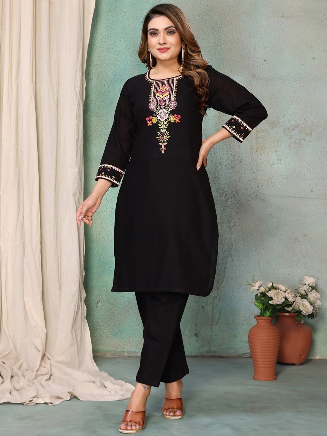 

Titanium Silk Industries Floral Yoke Design Thread Work Linen Kurta with Trousers, Black