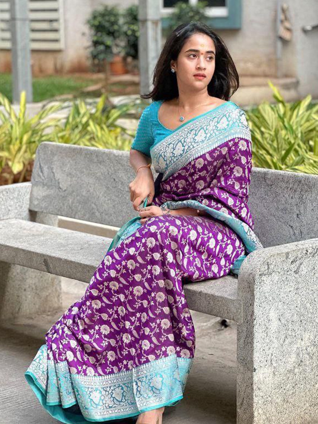 

AVANSHEE Floral Woven Design Zari Jacquard Silk Cotton Banarasi Saree, Purple