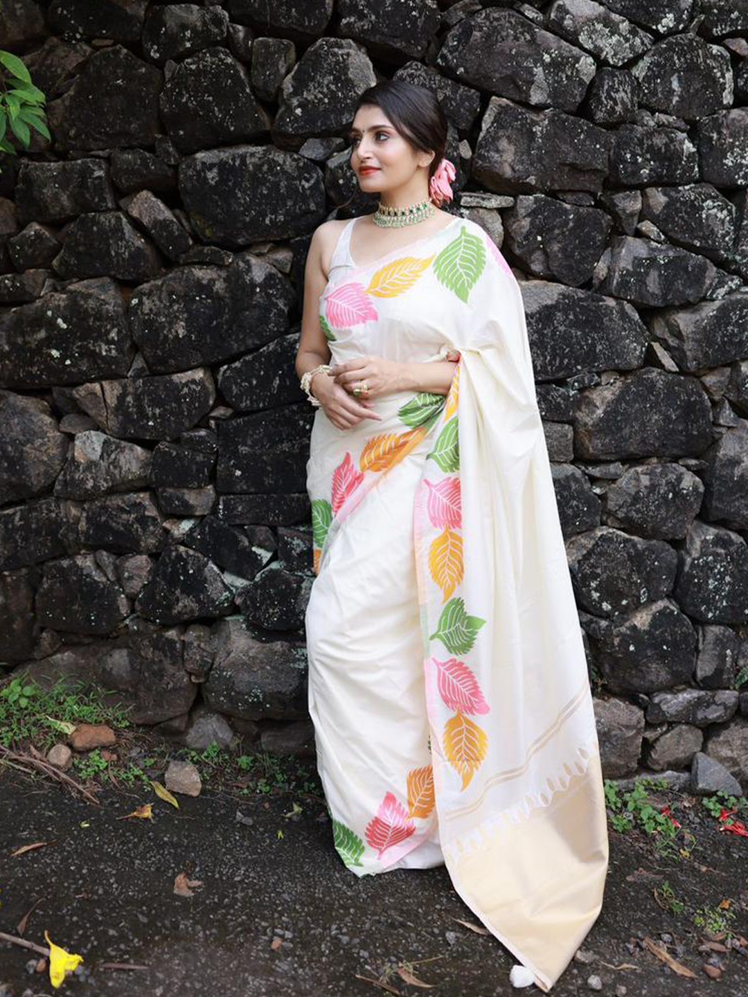 

AVANSHEE Floral Woven Design Silk Cotton Banarasi Saree, White