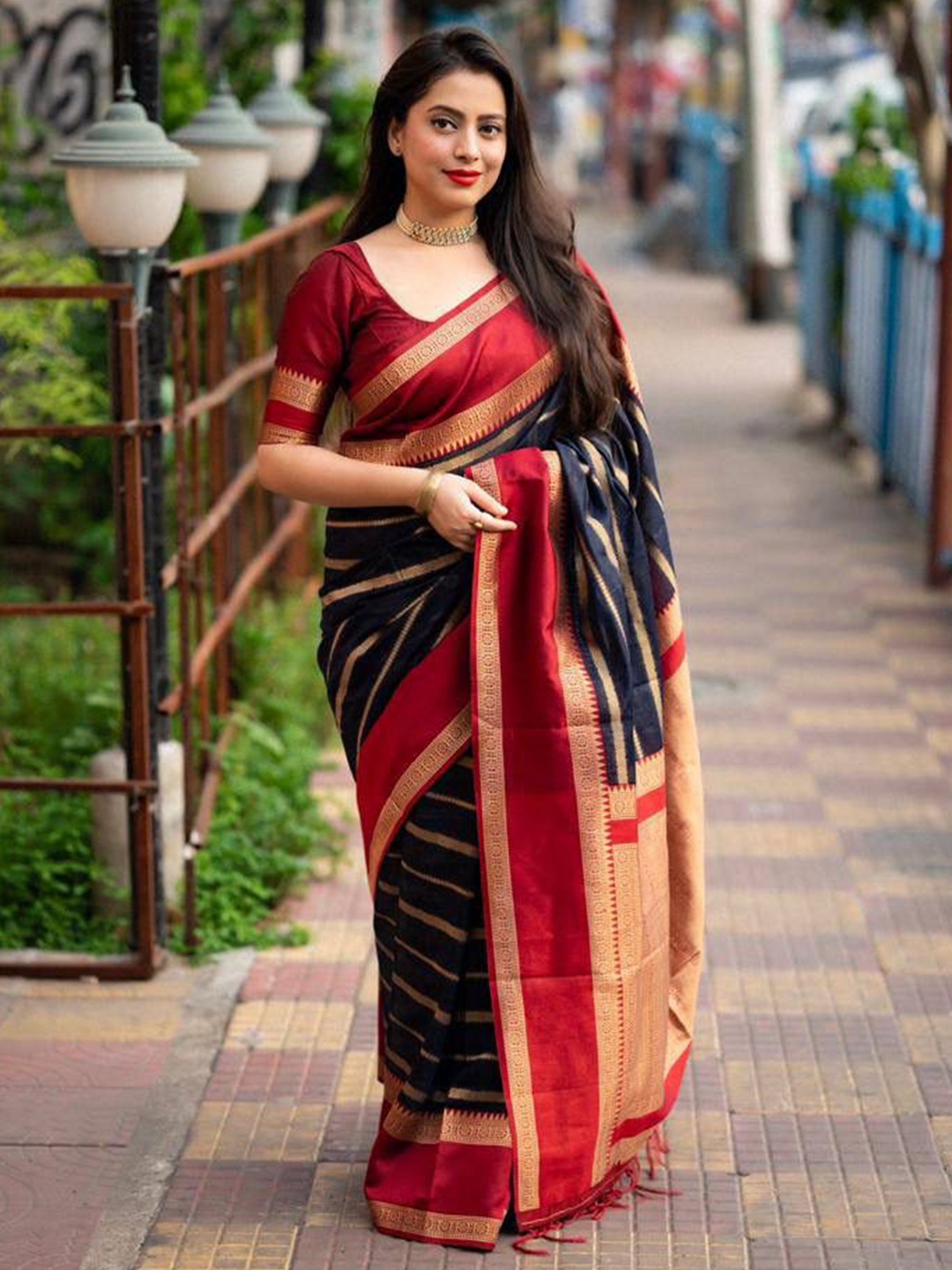 

AVANSHEE Geometric Woven Design Zari Jacquard Silk Cotton Banarasi Saree, Navy blue