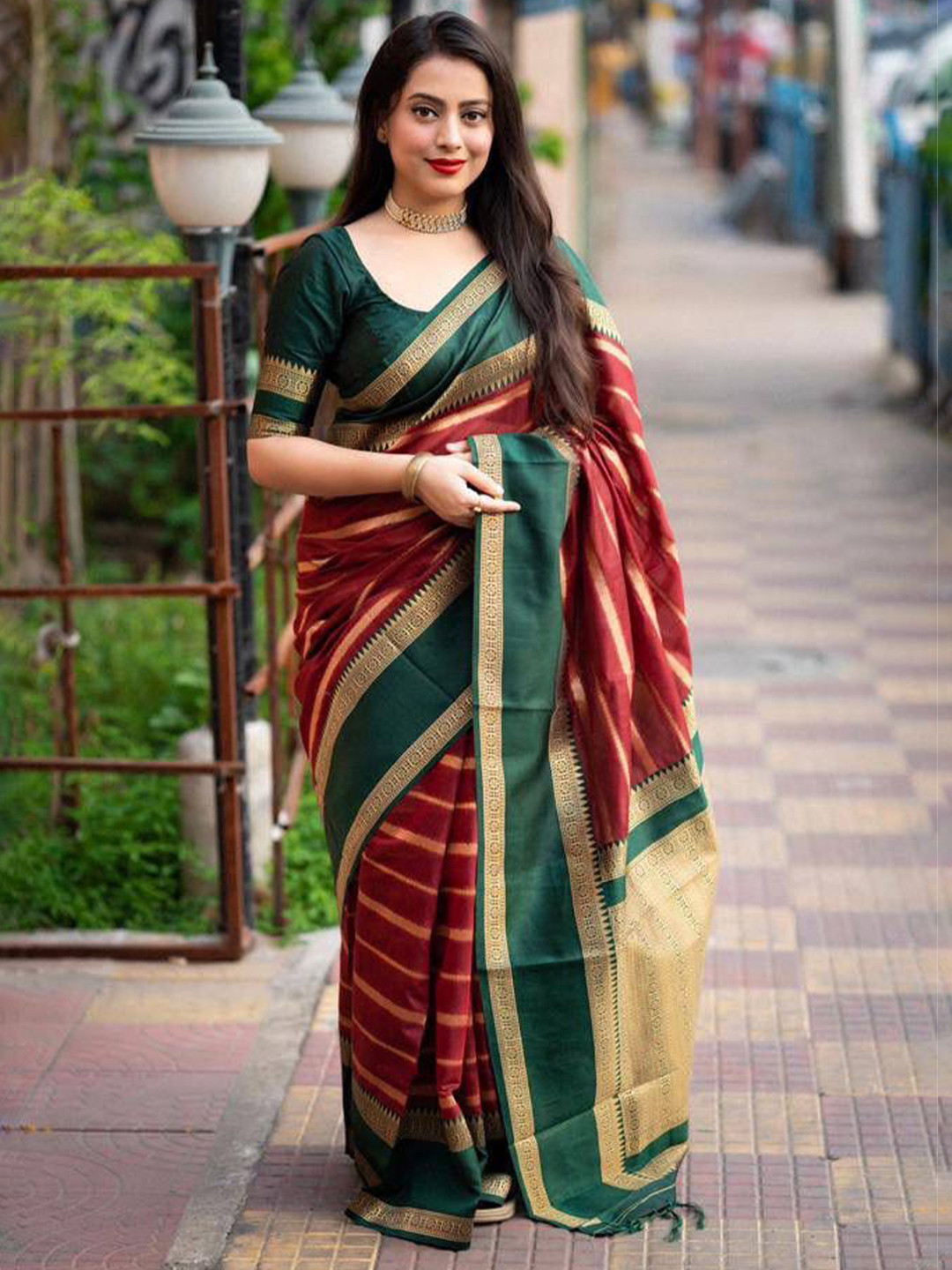 

AVANSHEE Geometric Woven Design Zari Jacquard Silk Cotton Banarasi Saree, Red