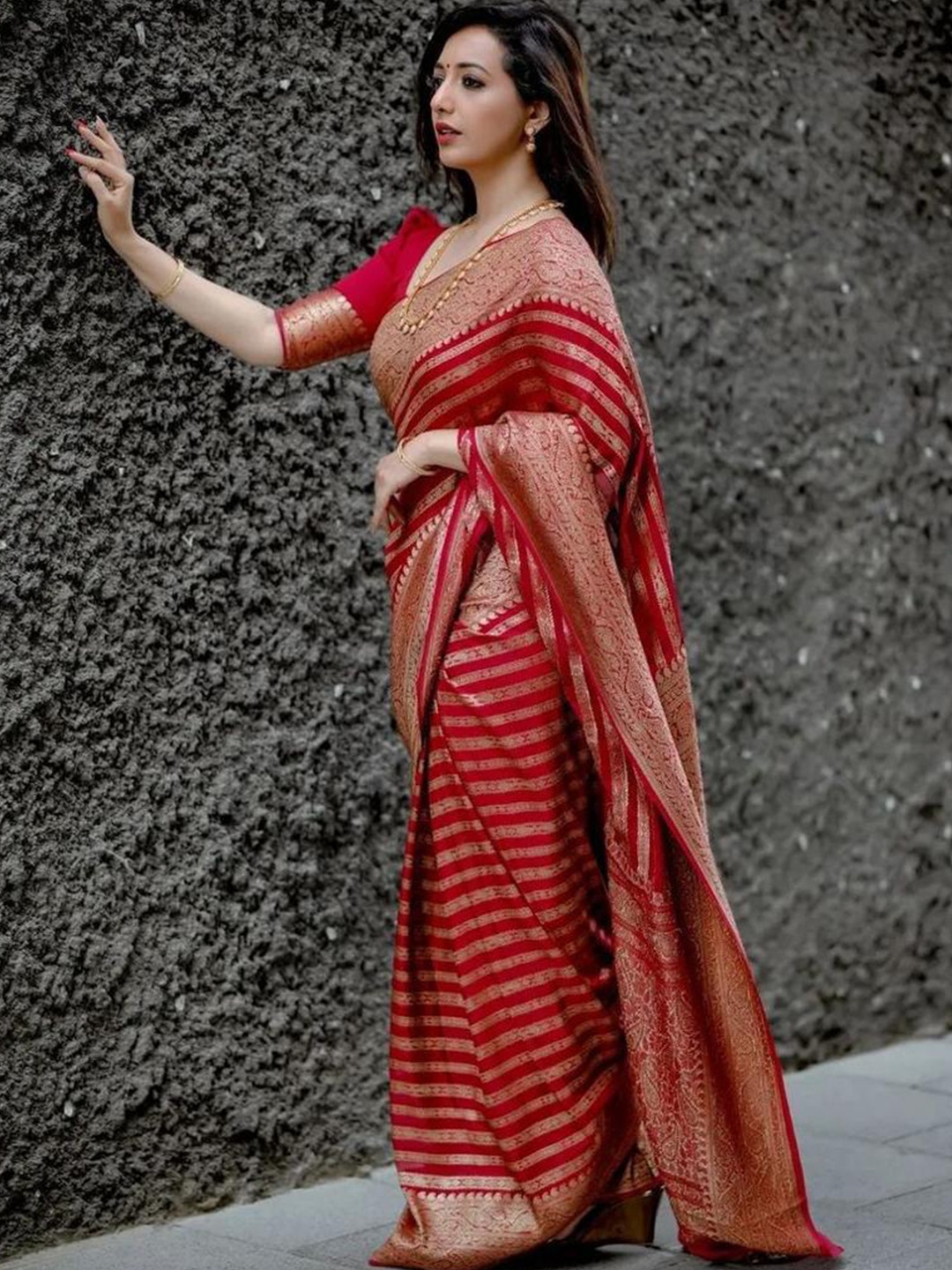 

AVANSHEE Ethnic Motifs Woven Design Zari Jacquard Silk Cotton Banarasi Saree, Red