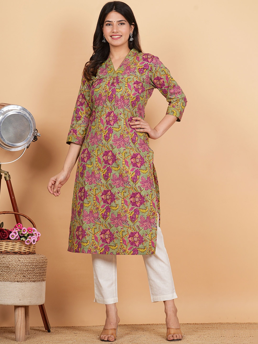 

Vbuyz Floral Printed V-Neck Cotton Straight Kurta, Green