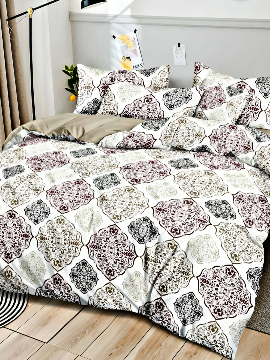 

Comfowell White & Black Ethnic Motifs 210 TC Cotton King Bedsheet with 2 Pillow Covers