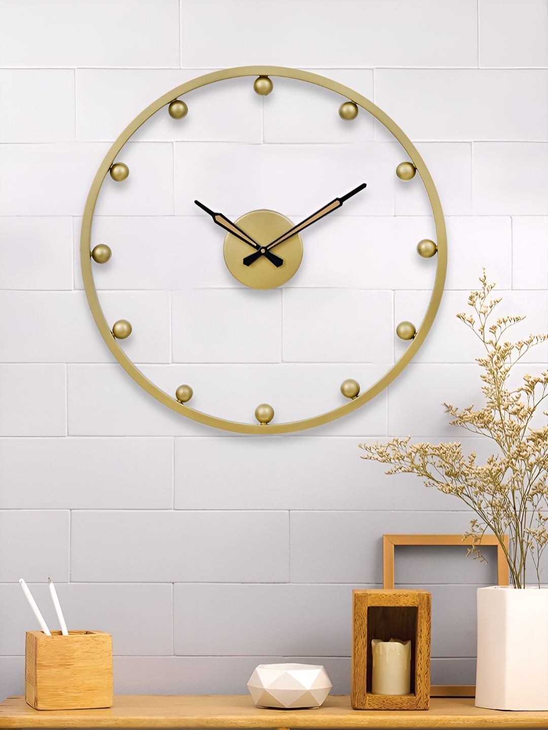 

Craft Smith Gold-Toned & Black Round Analogue Contemporary Wall Clock