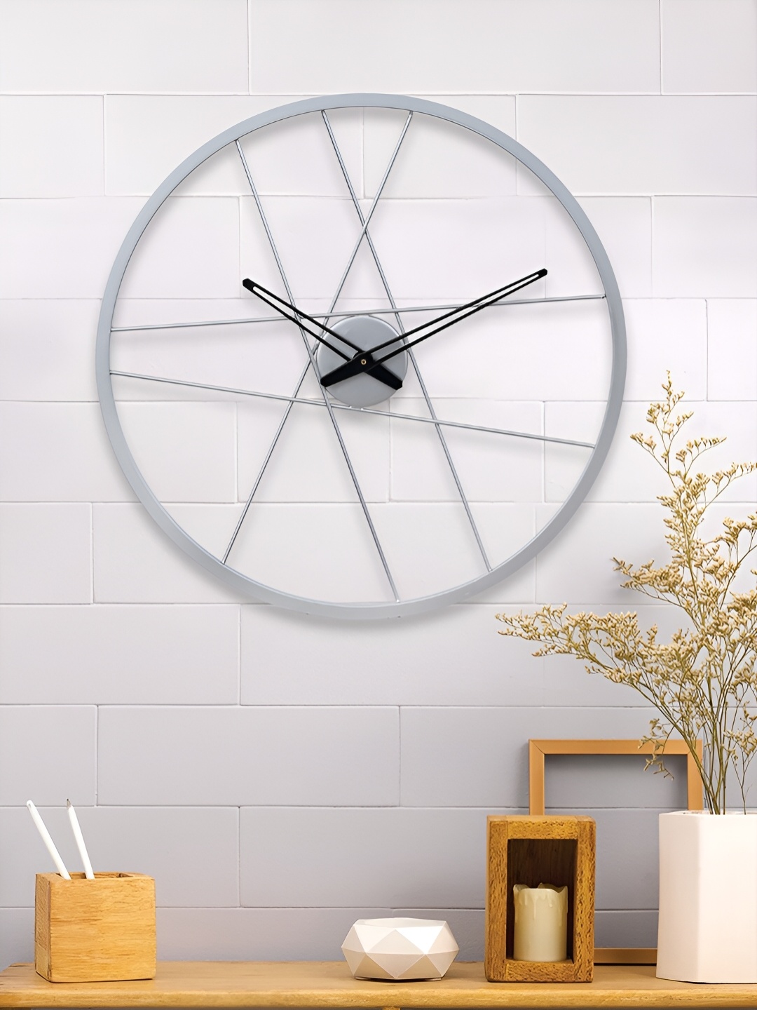 

Craft Smith Silver Toned Round Analogue Contemporary Wall Clock