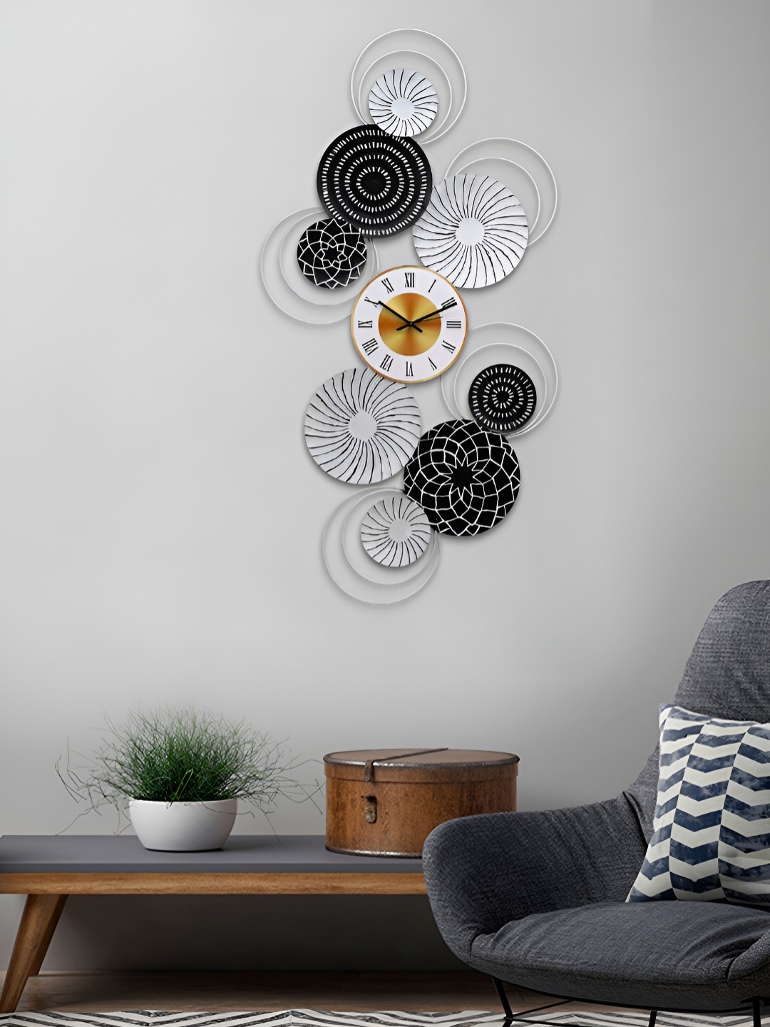 

Craft Smith Silver-Toned & Black Textured Round Contemporary Wall Clock