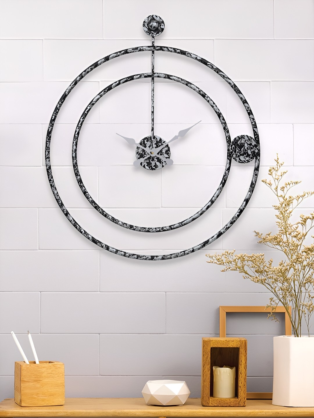 

Craft Smith Black & Silver-Toned Printed Round Traditional Wall Clock