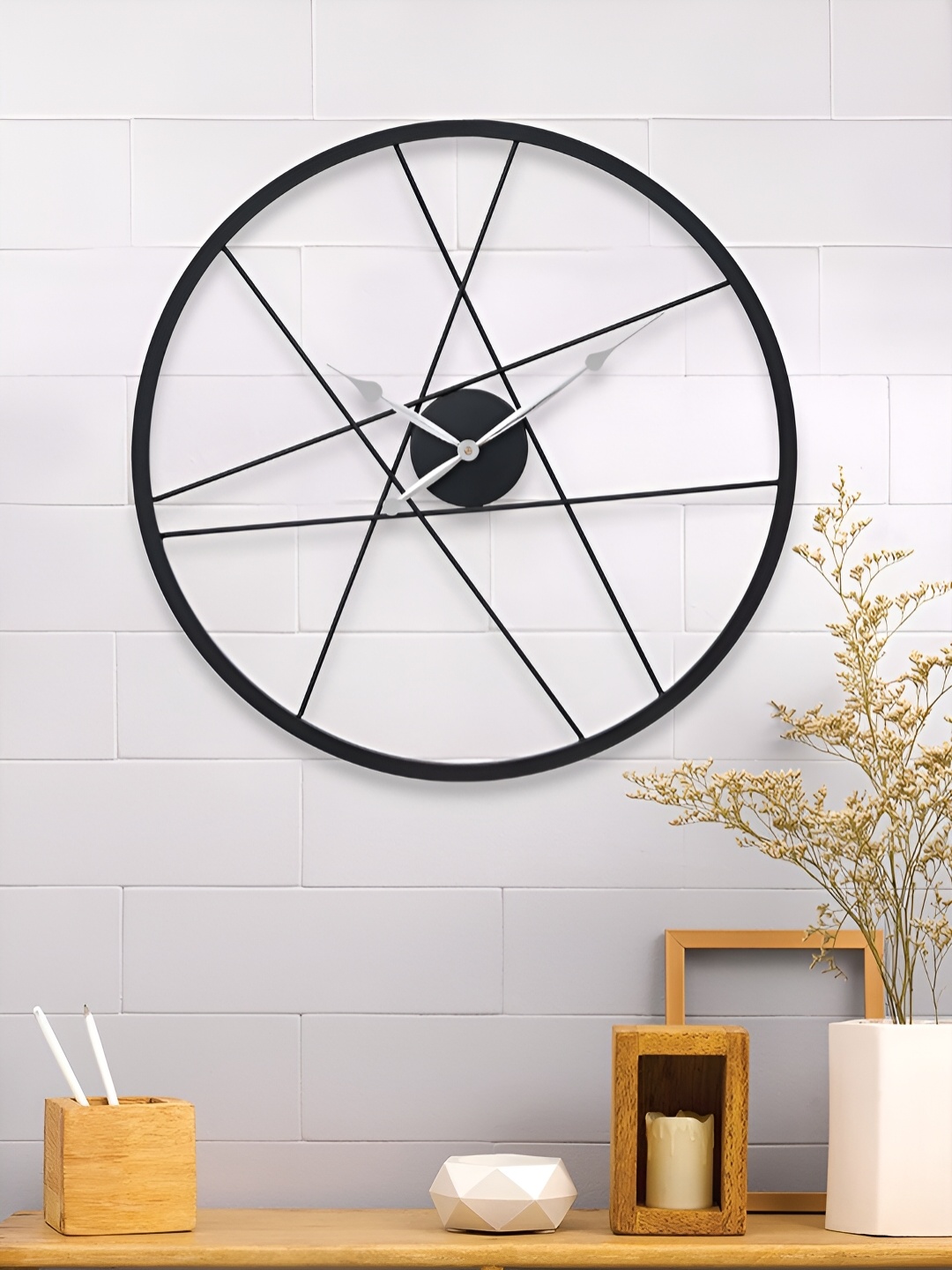 

Craft Smith Black & Silver-Toned Round Contemporary Wall Clock