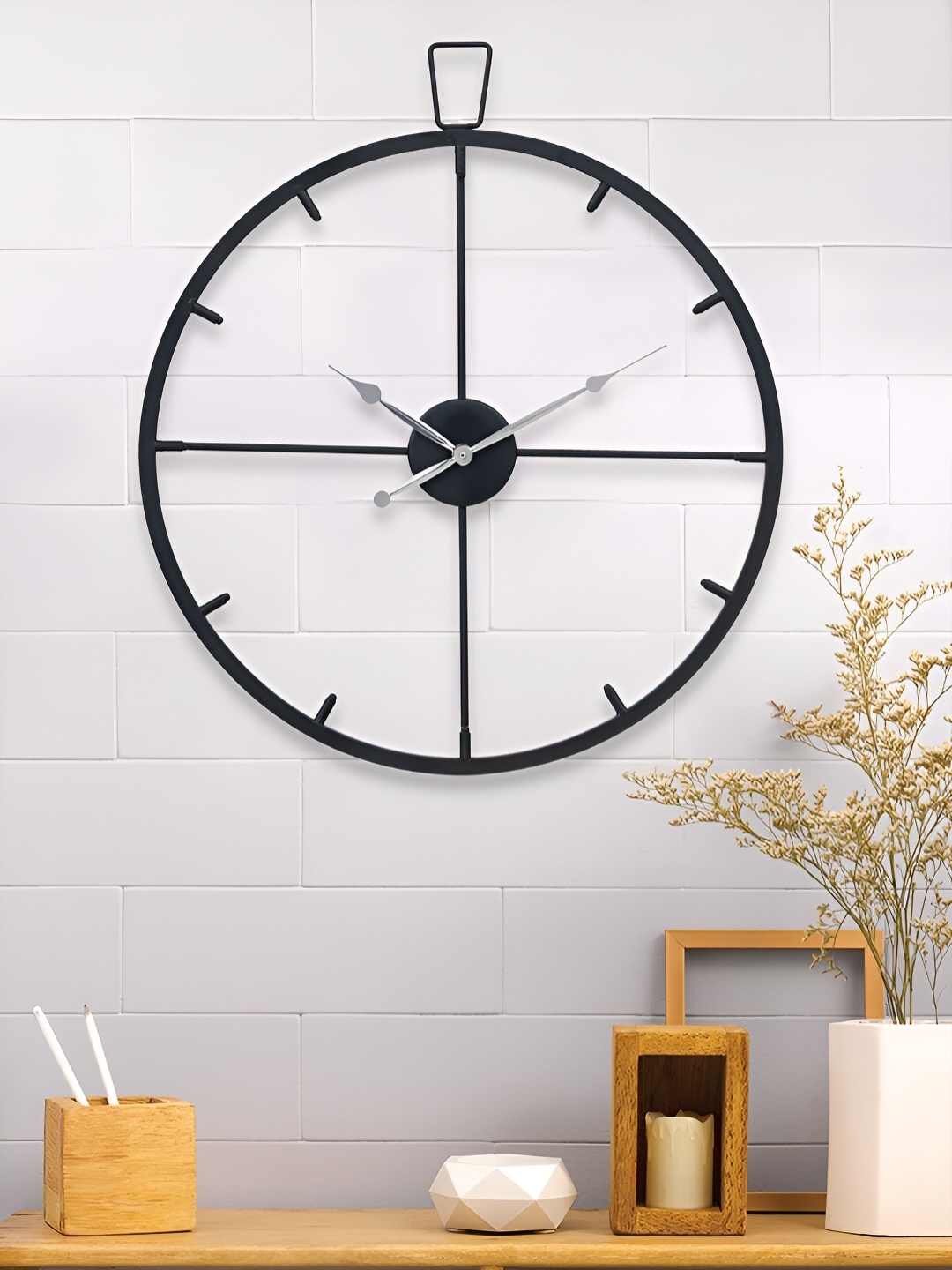 

Craft Smith Black & White Textured Round Analogue Contemporary Wall Clock