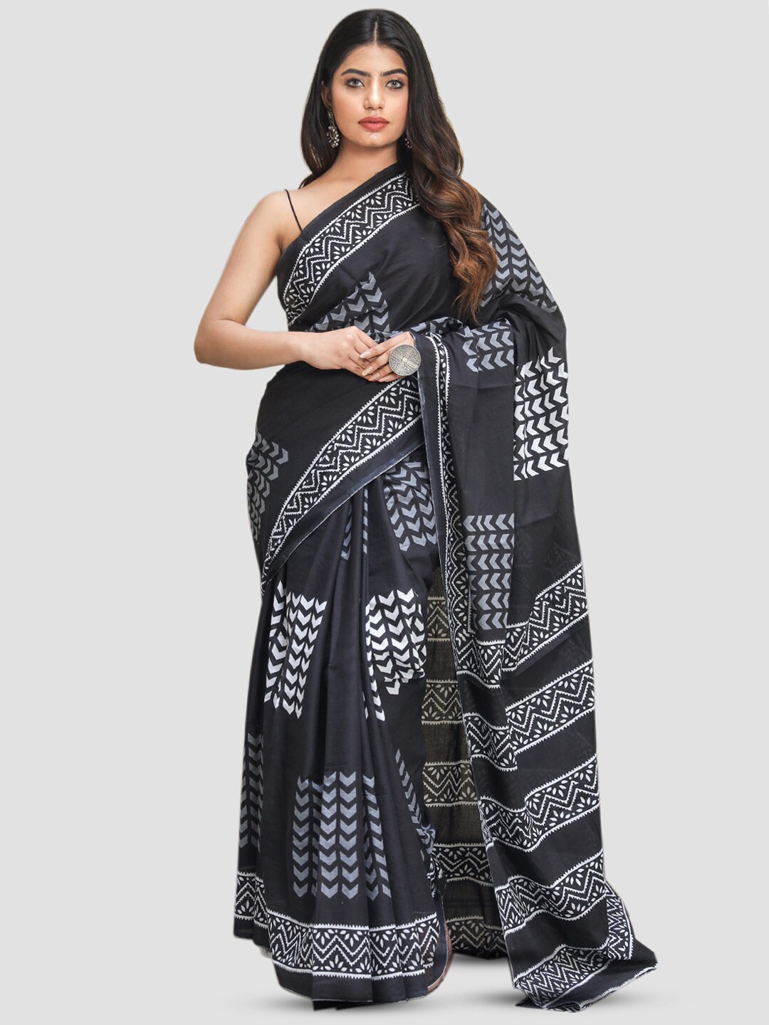

KALINI Geometric Printed Pure Cotton Saree, Black