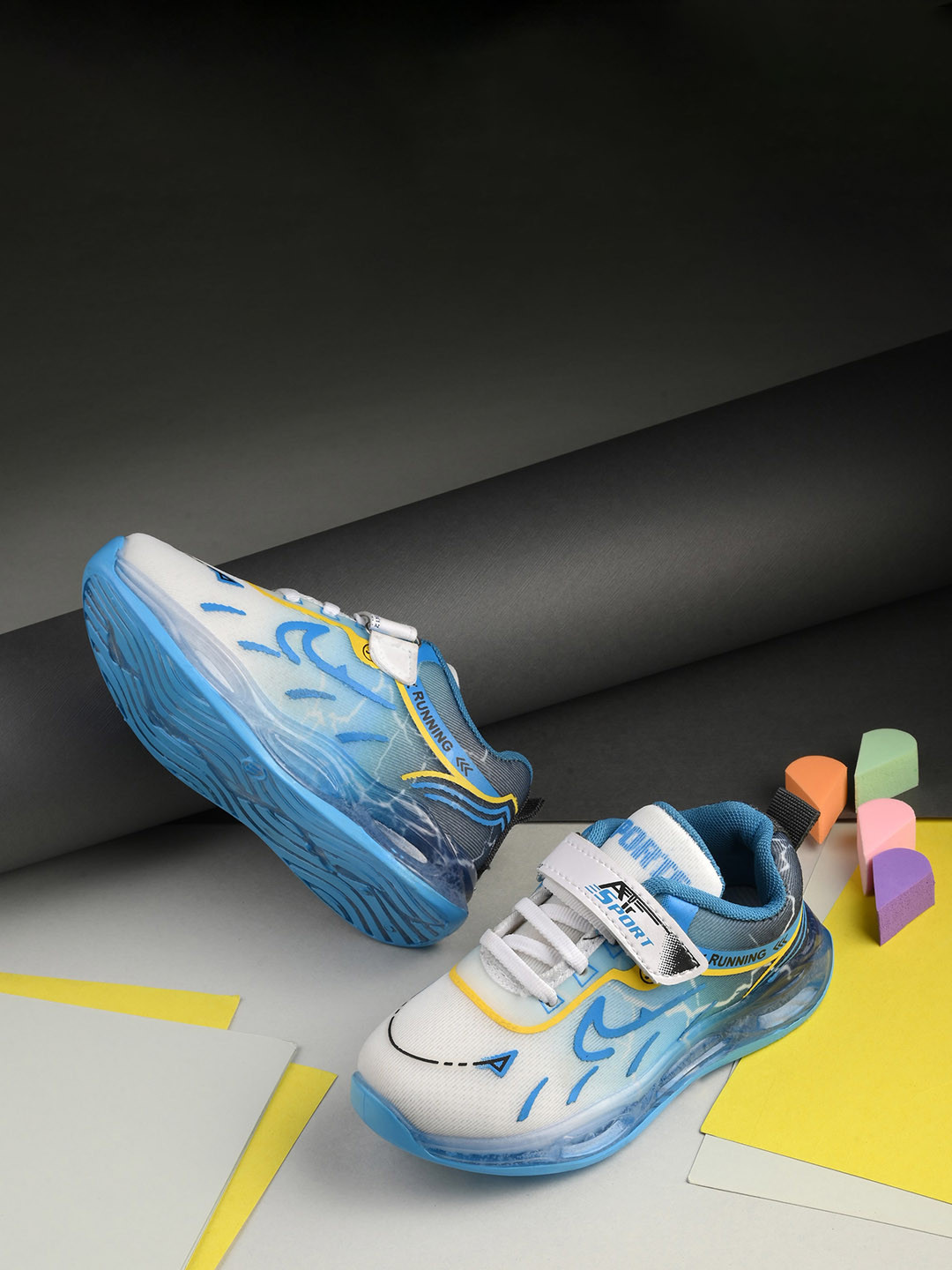 

BIRDE Boys Printed LED Sneakers, Blue